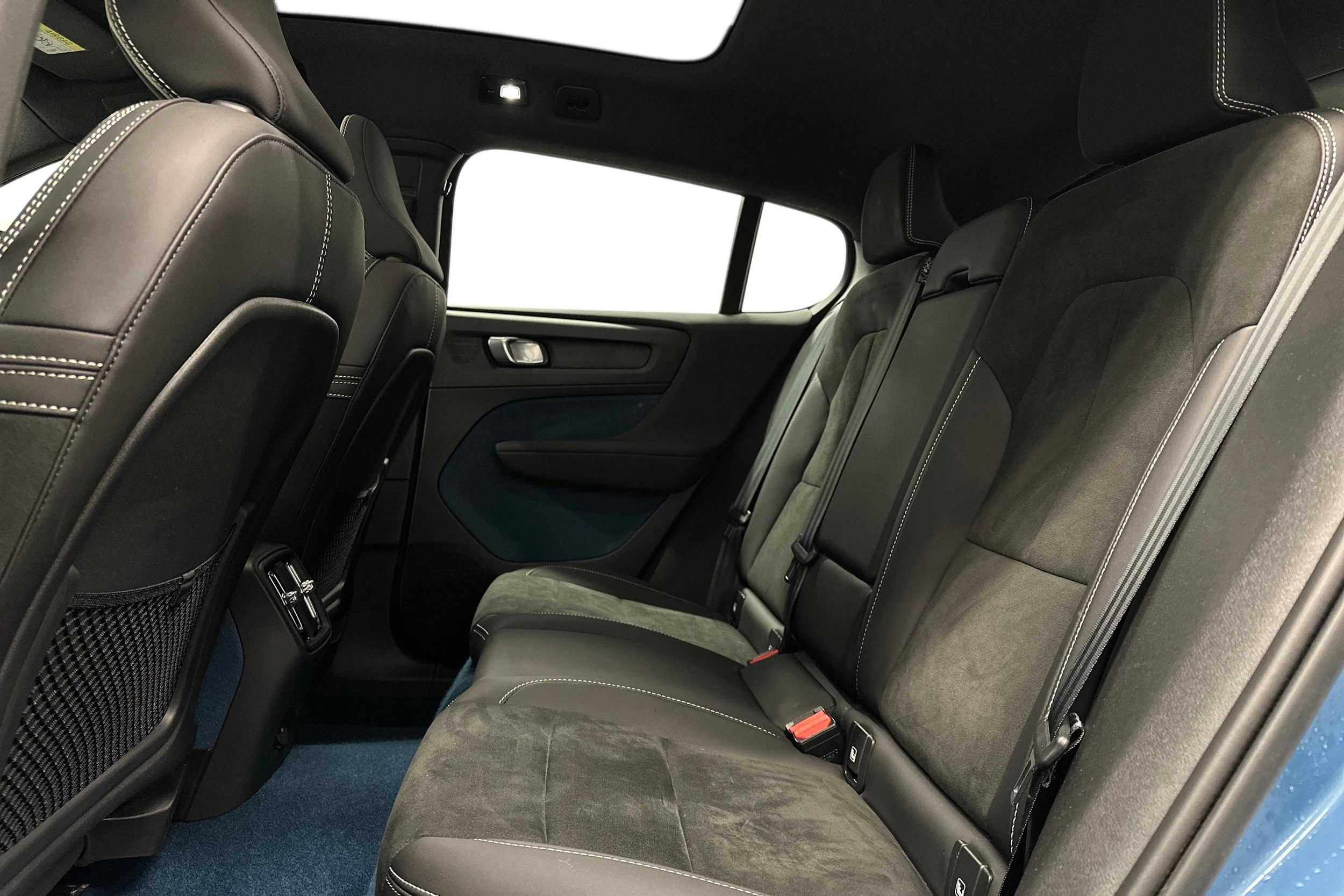 sininen Volvo C40 2023 kuva 8.