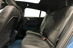 sininen Volvo C40 2023 kuva 8.