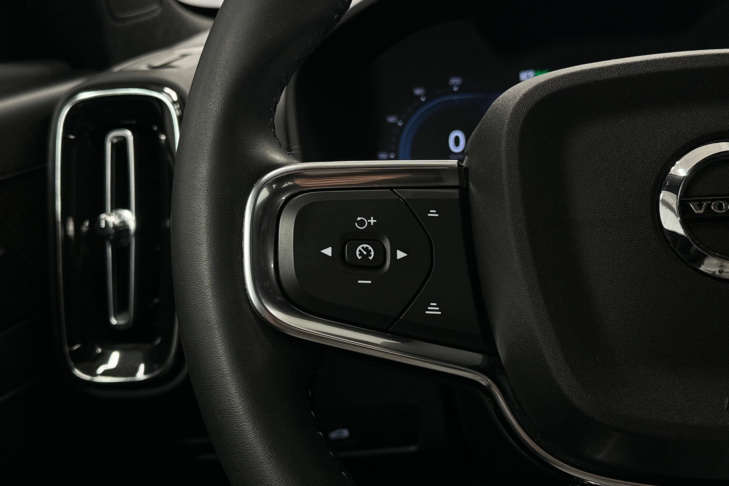 sininen Volvo C40 2023 kuva 11.