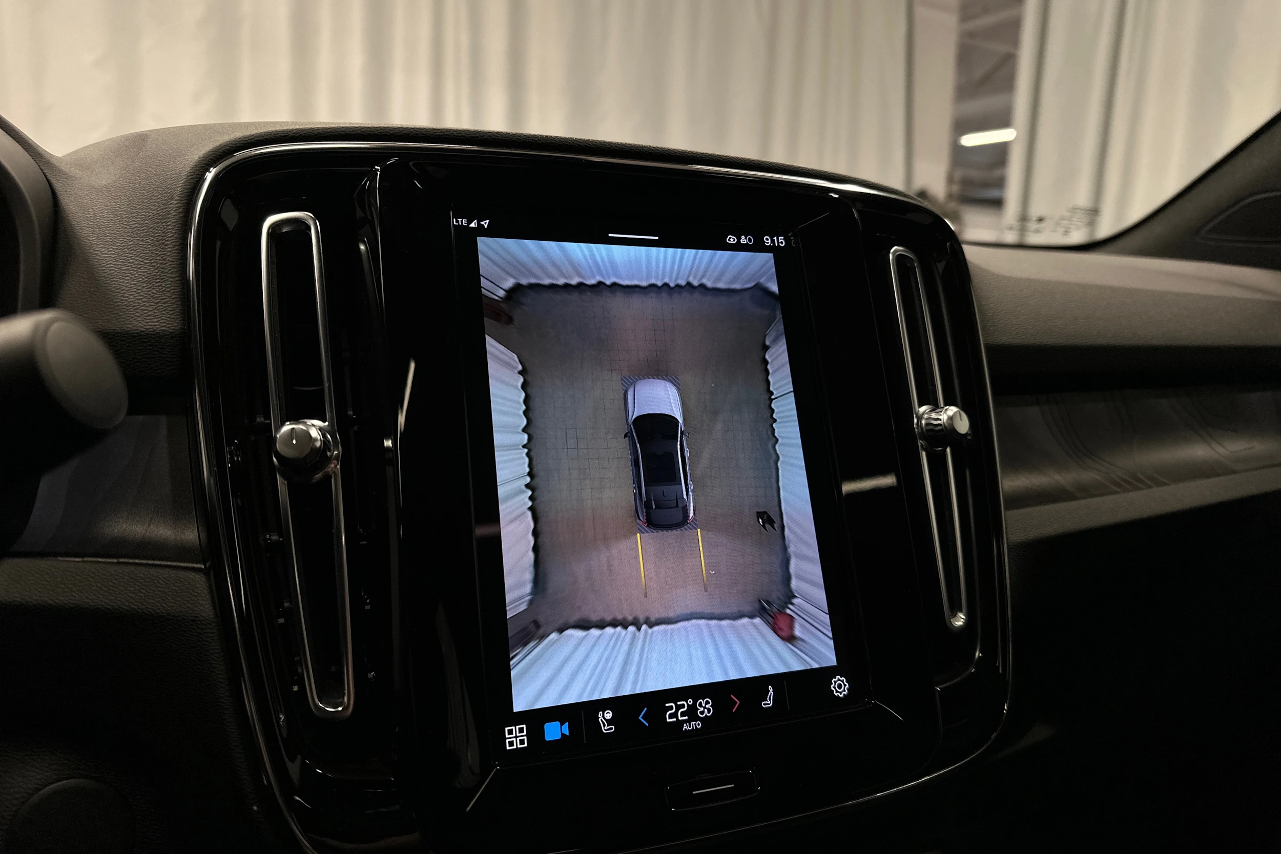 sininen Volvo C40 2023 kuva 14.