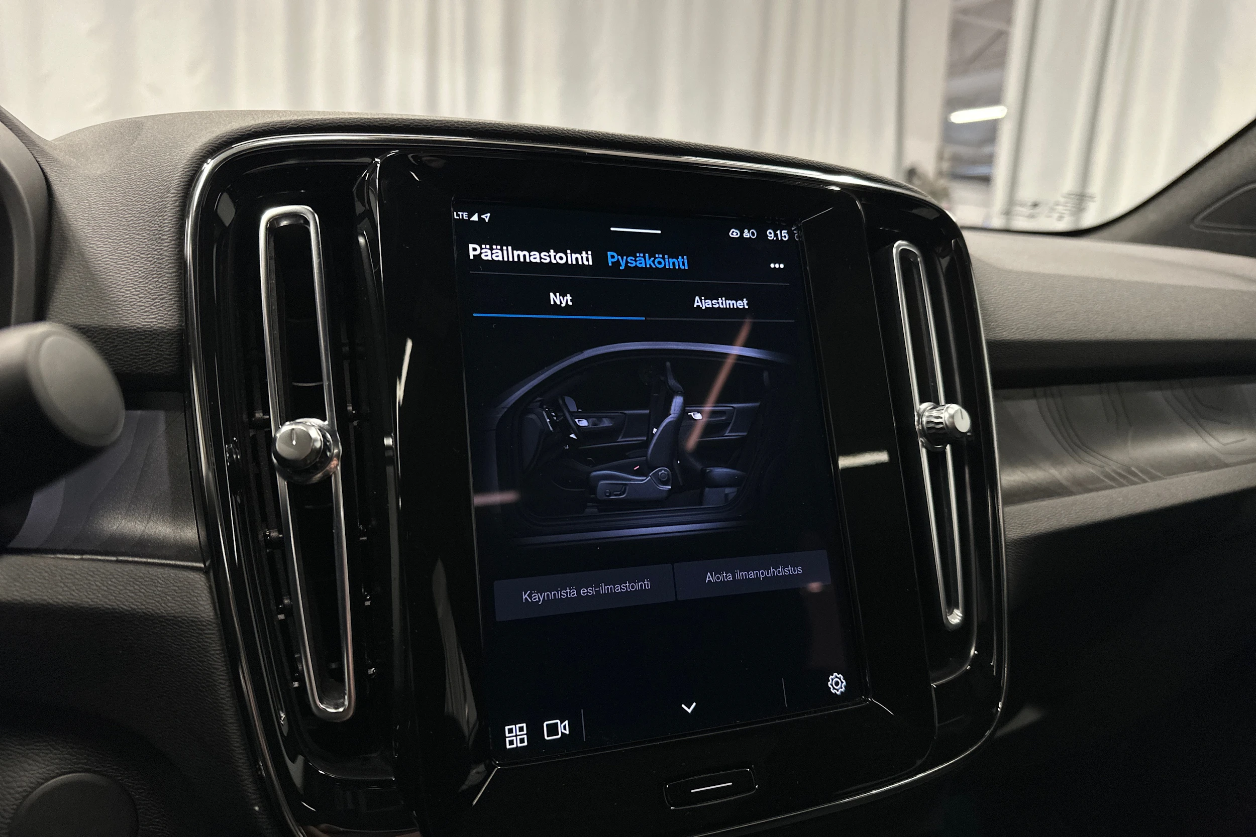 sininen Volvo C40 2023 kuva 15.