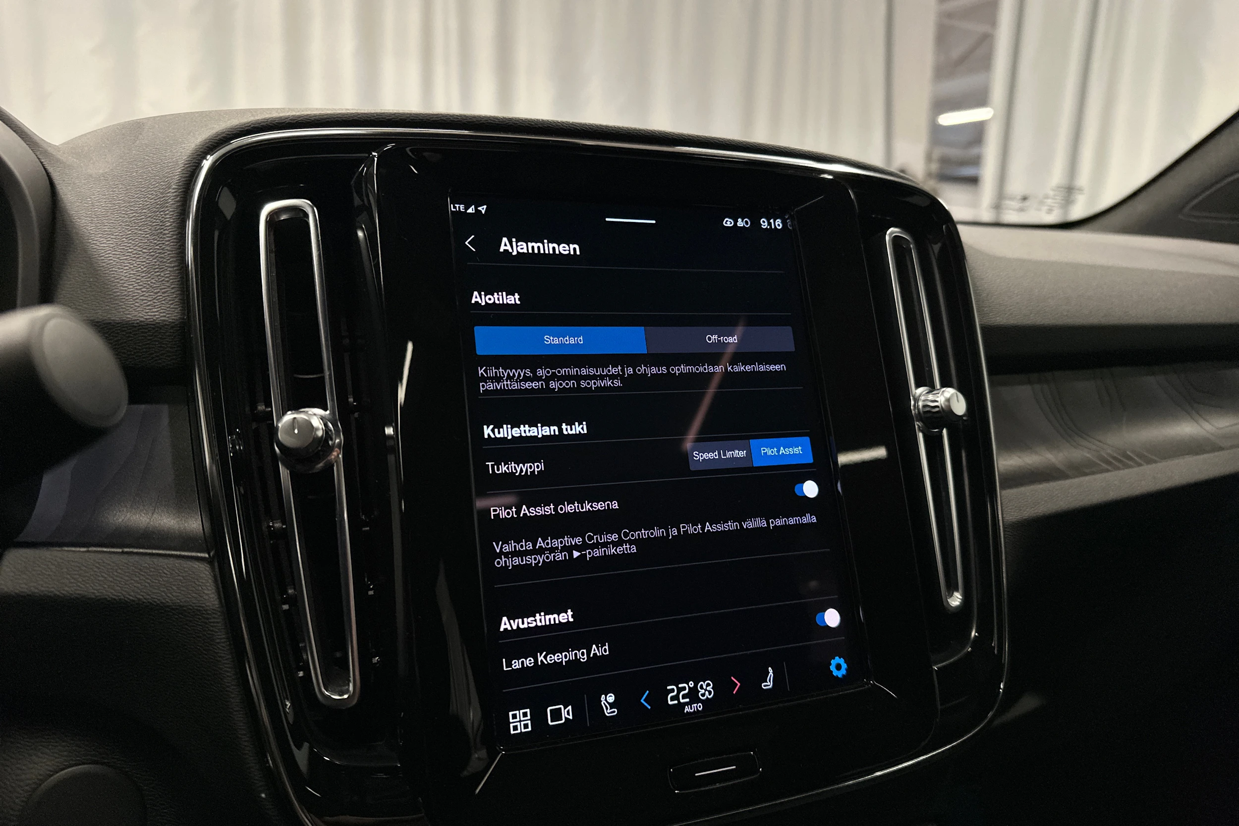 sininen Volvo C40 2023 kuva 17.