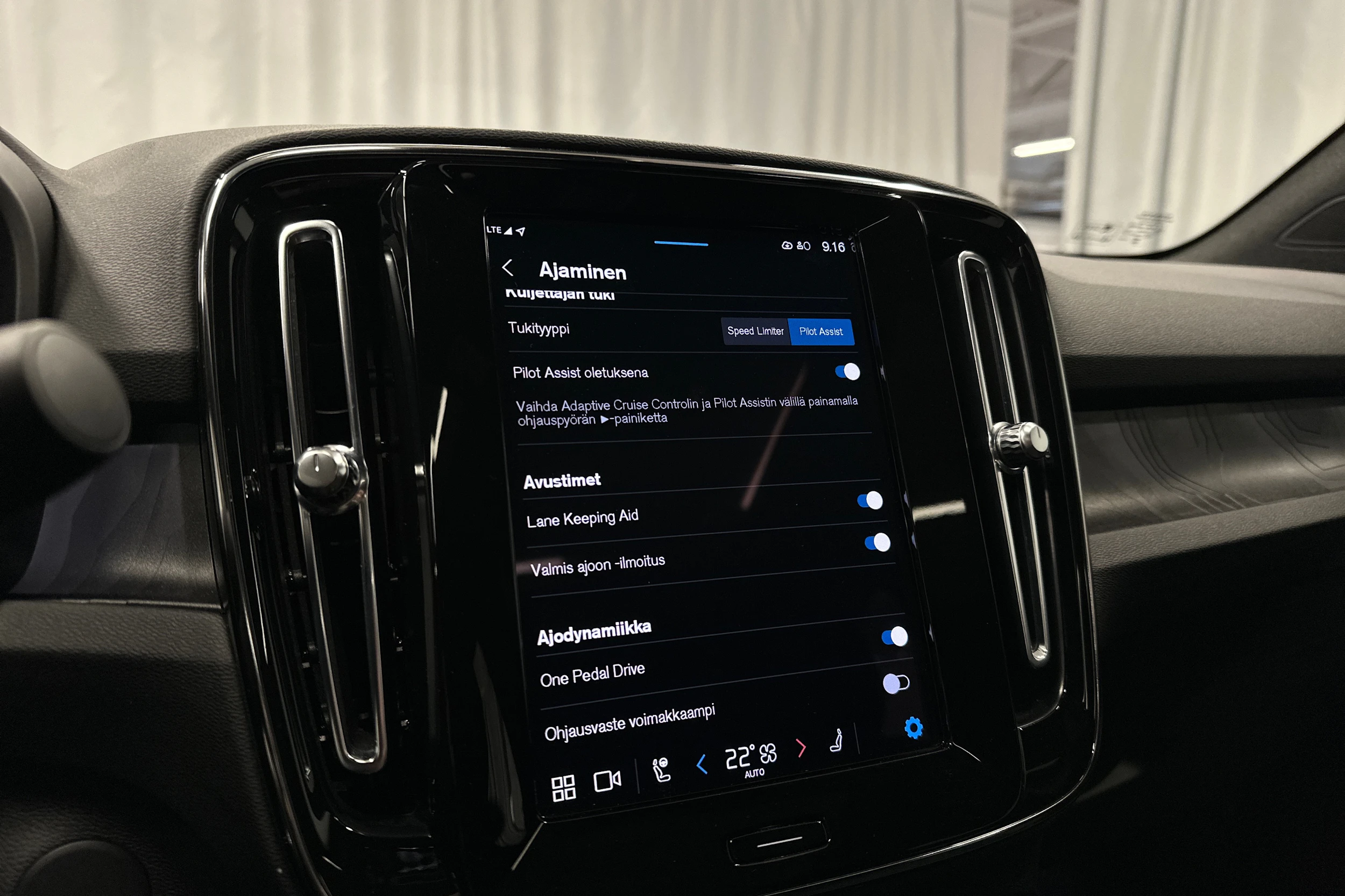 sininen Volvo C40 2023 kuva 18.