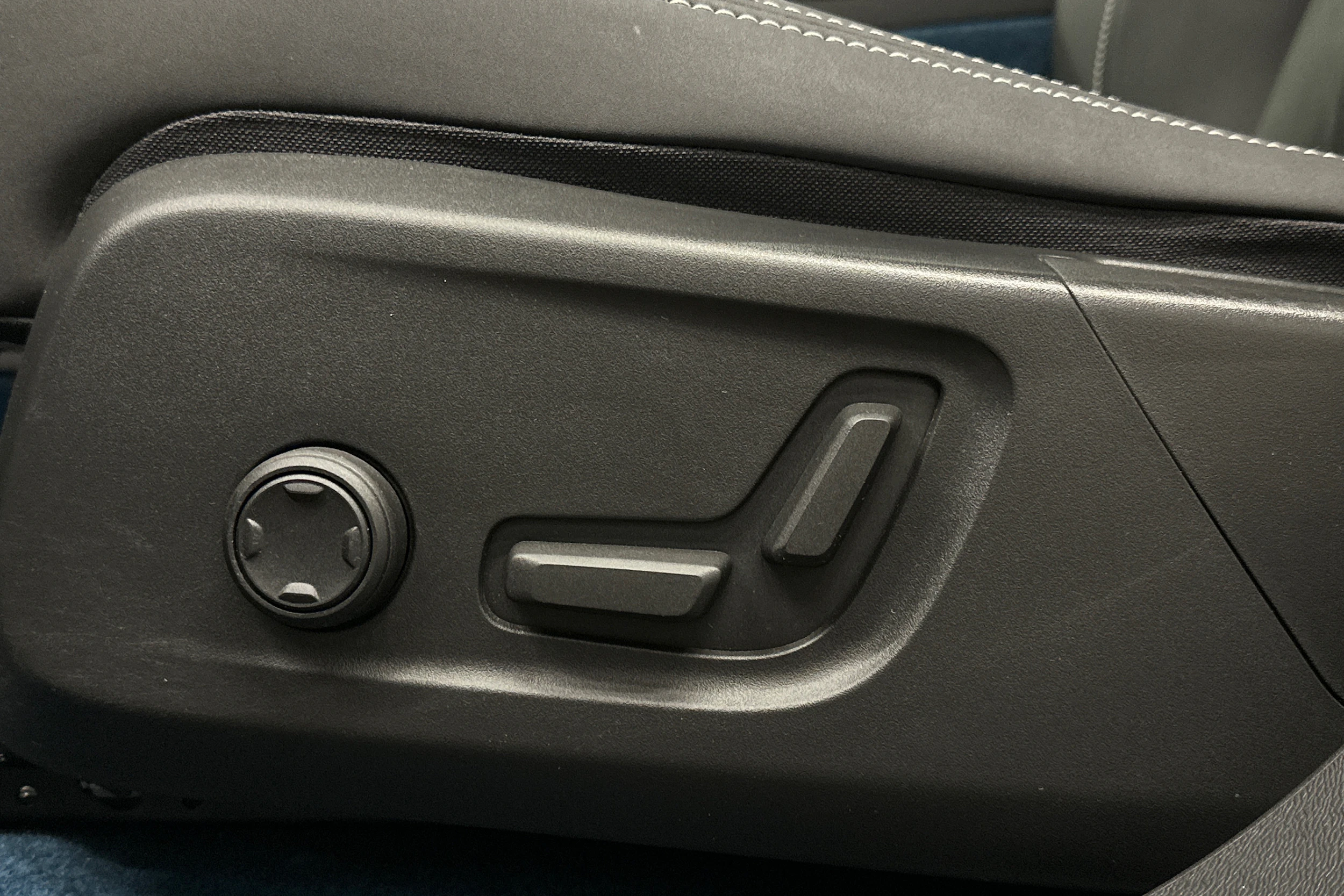 sininen Volvo C40 2023 kuva 20.