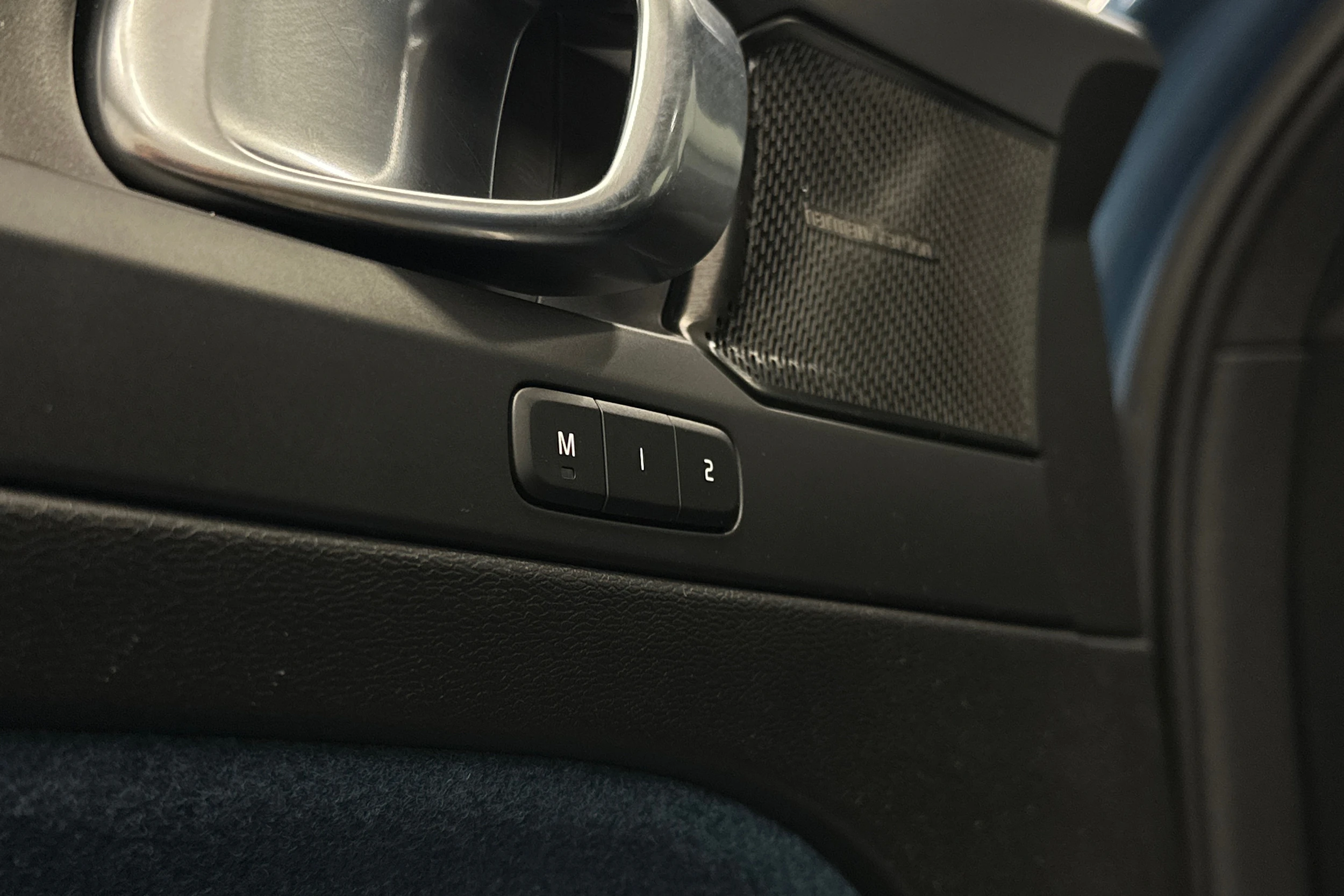 sininen Volvo C40 2023 kuva 21.