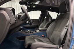 sininen Volvo C40 2023 kuva 22.