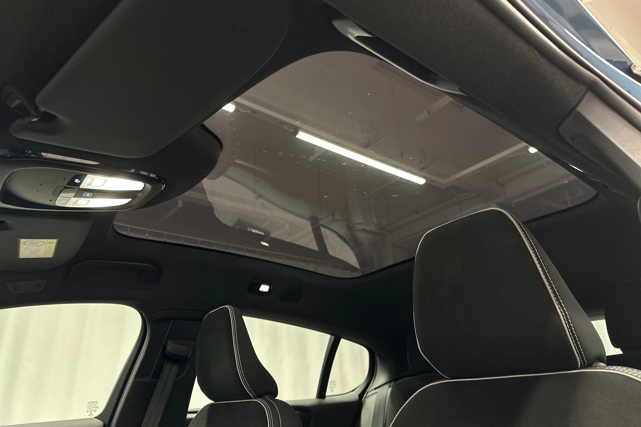 sininen Volvo C40 2023 kuva 23.