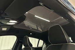 sininen Volvo C40 2023 kuva 23.