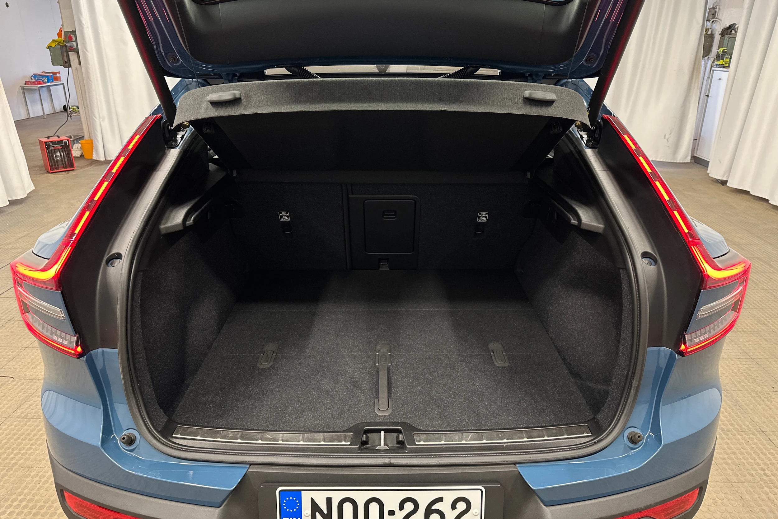 sininen Volvo C40 2023 kuva 24.