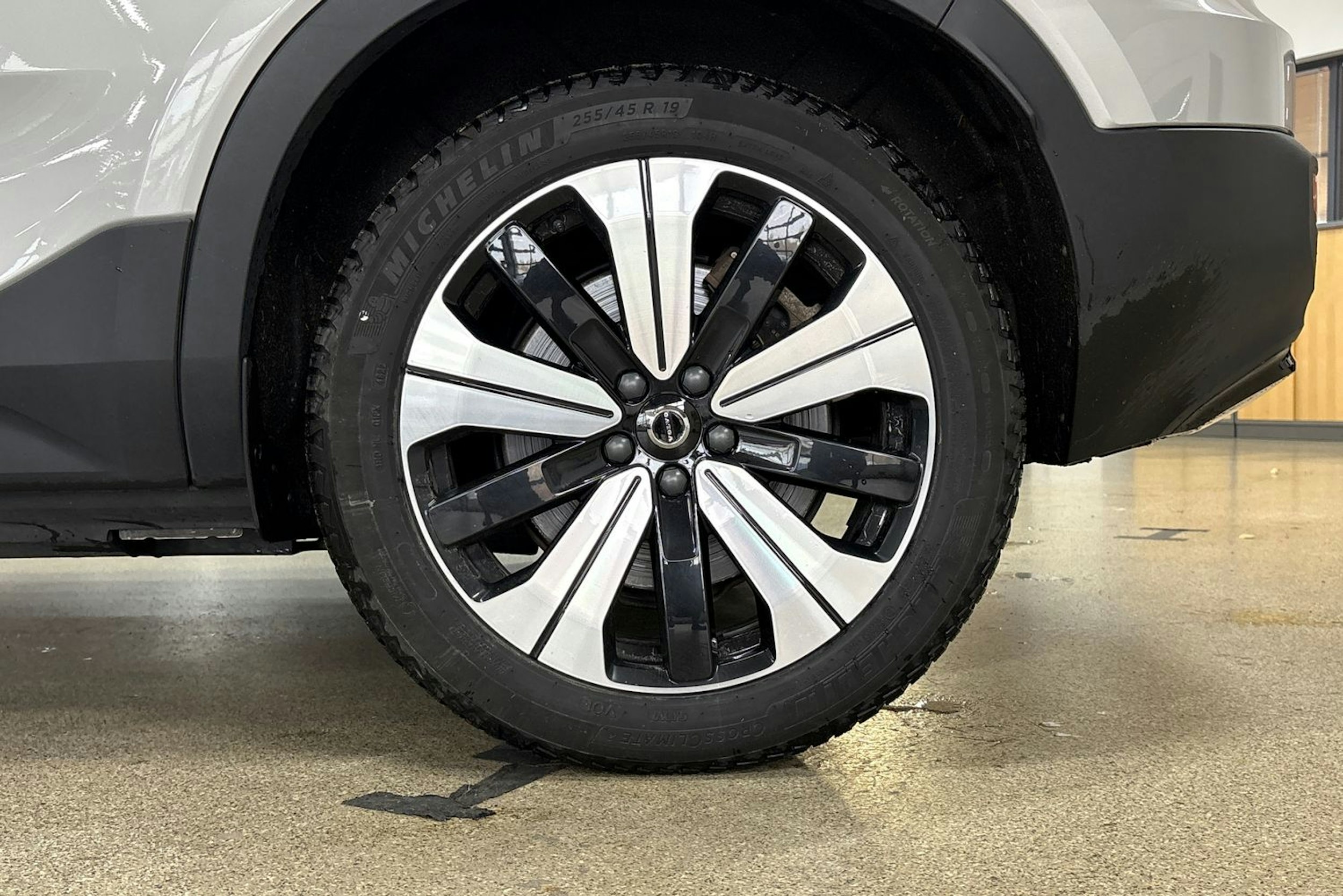 Harmaa Volvo C40 2023 kuva 11.