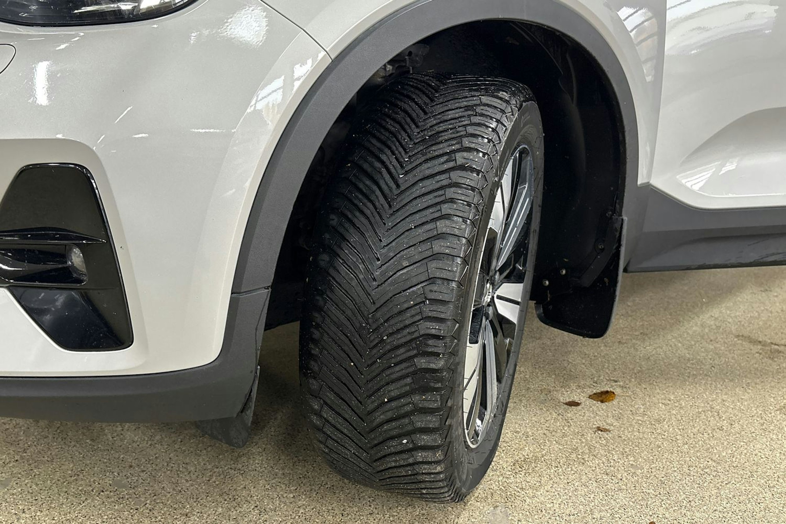 Harmaa Volvo C40 2023 kuva 13.