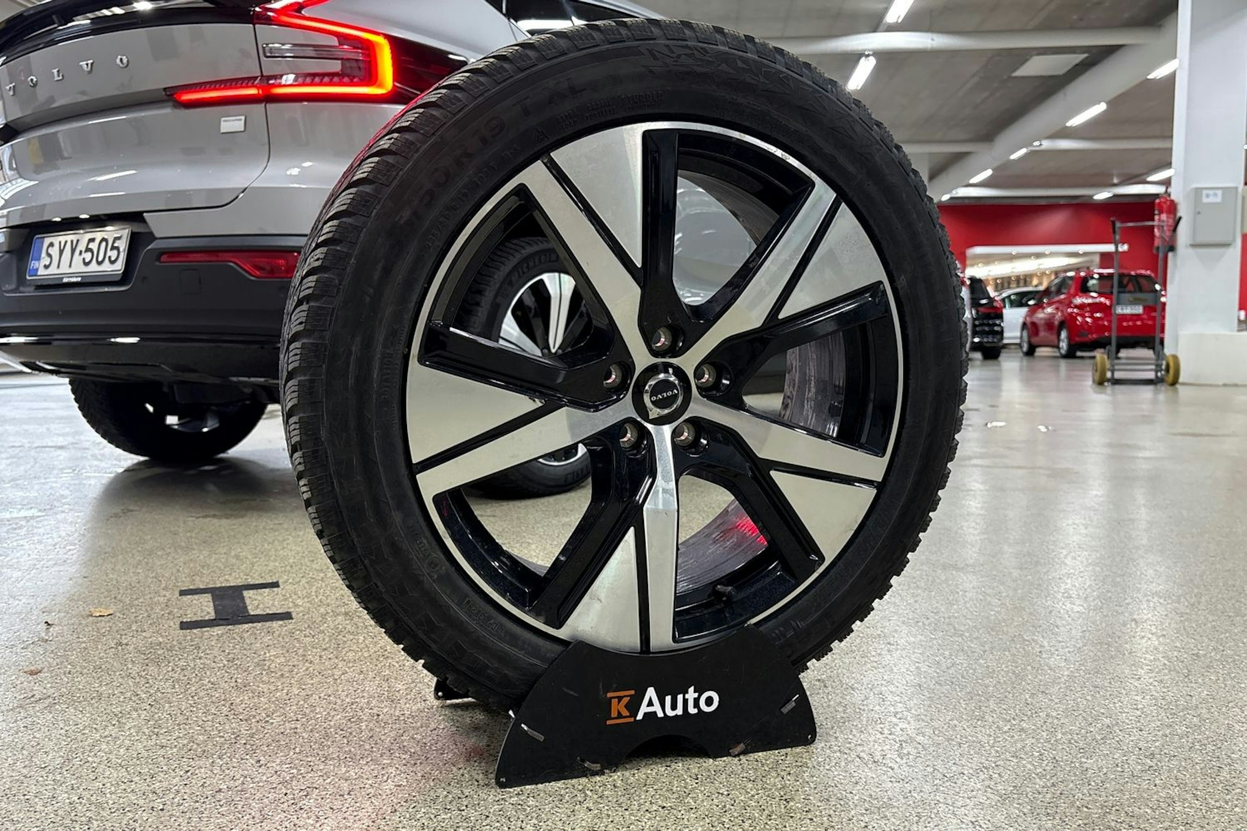 Harmaa Volvo C40 2023 kuva 33.