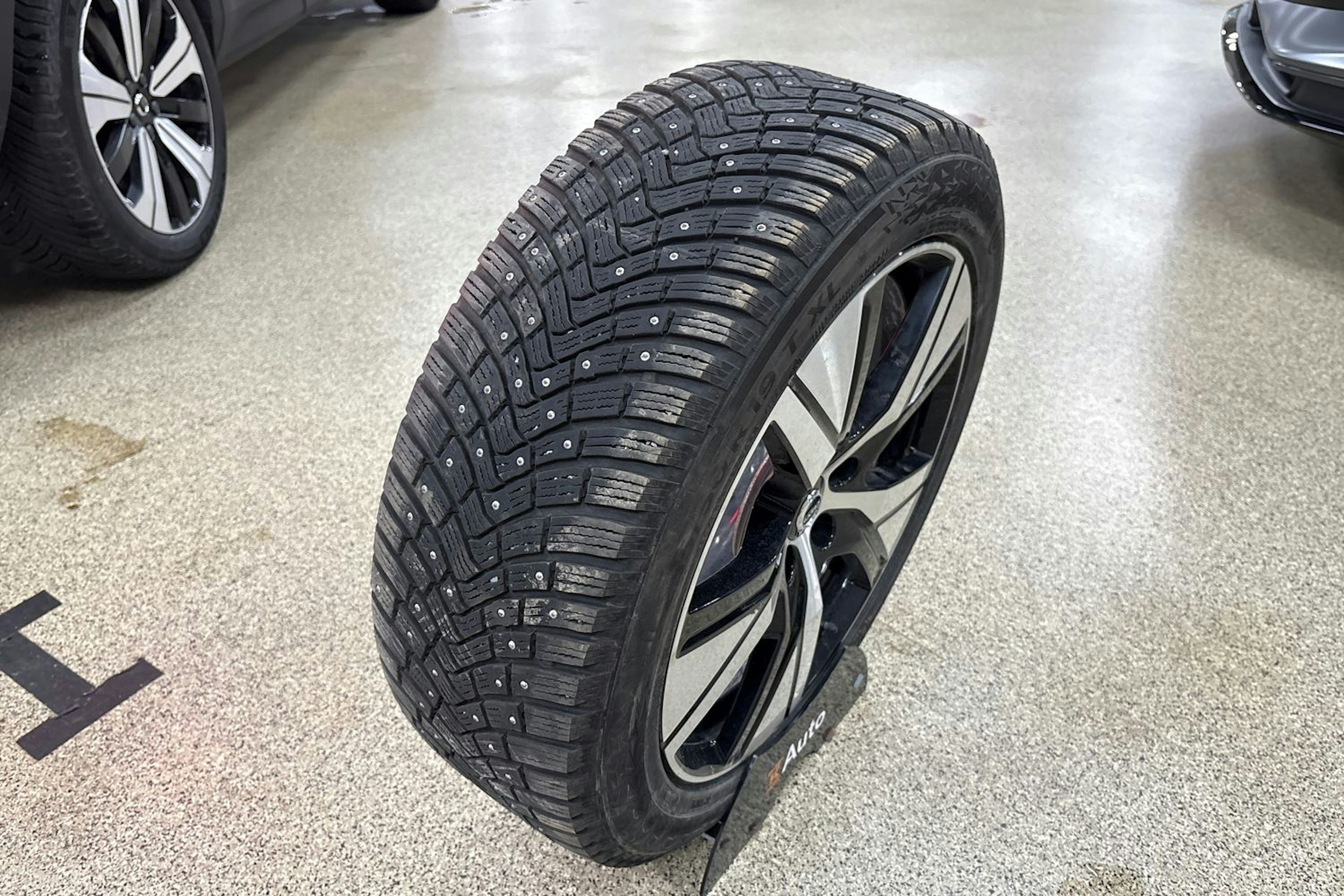 Harmaa Volvo C40 2023 kuva 34.