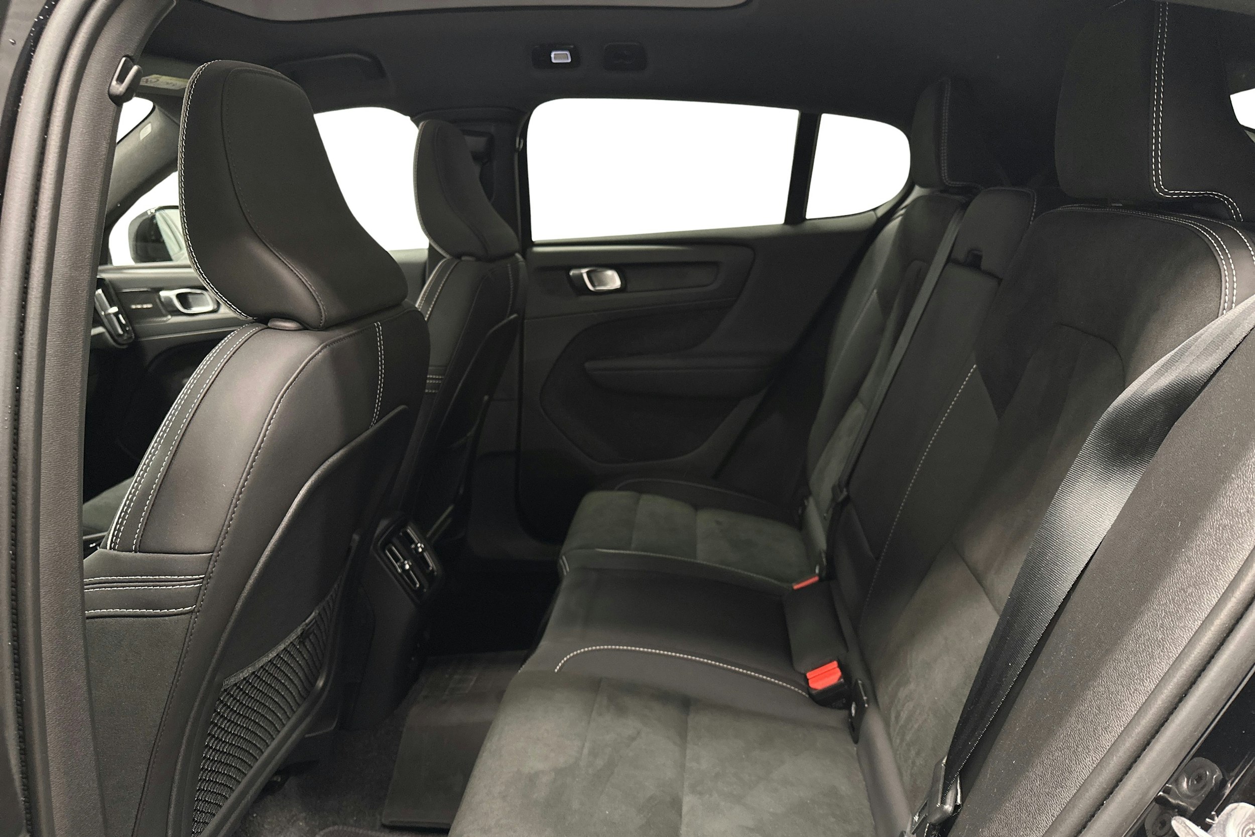 musta Volvo C40 2023 kuva 10.