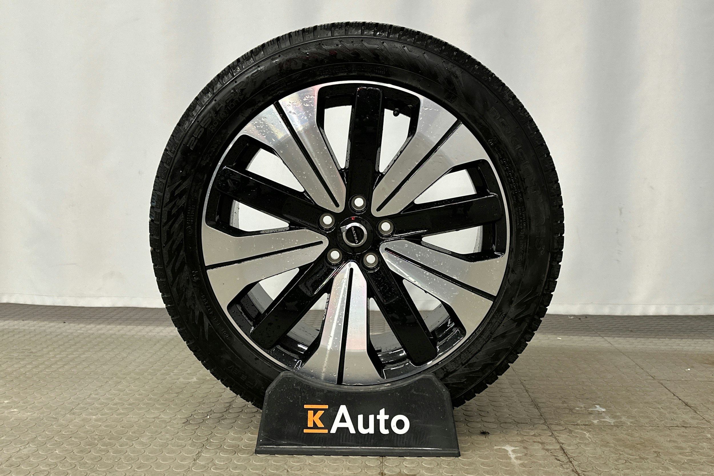 musta Volvo C40 2023 kuva 13.