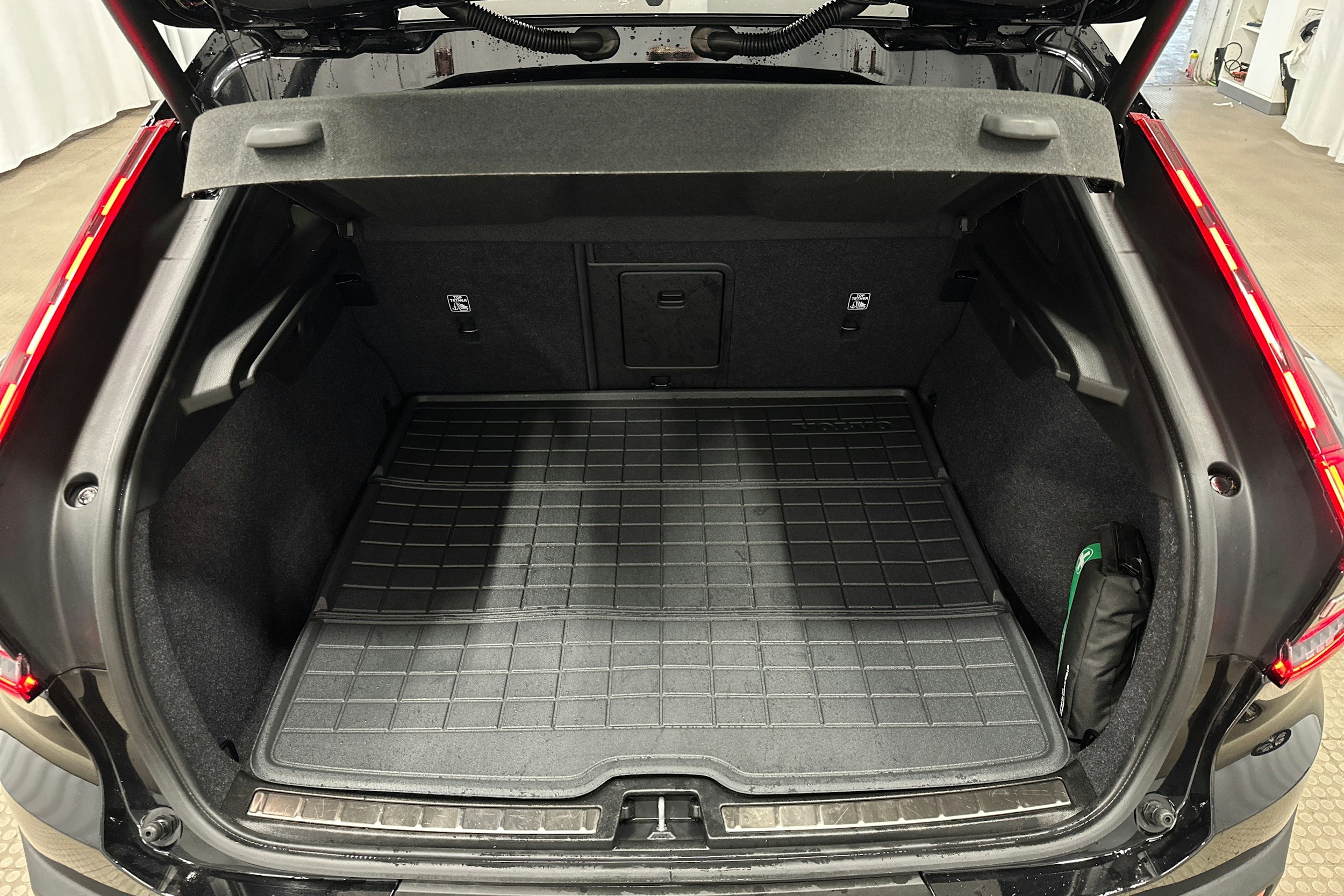 musta Volvo C40 2023 kuva 14.