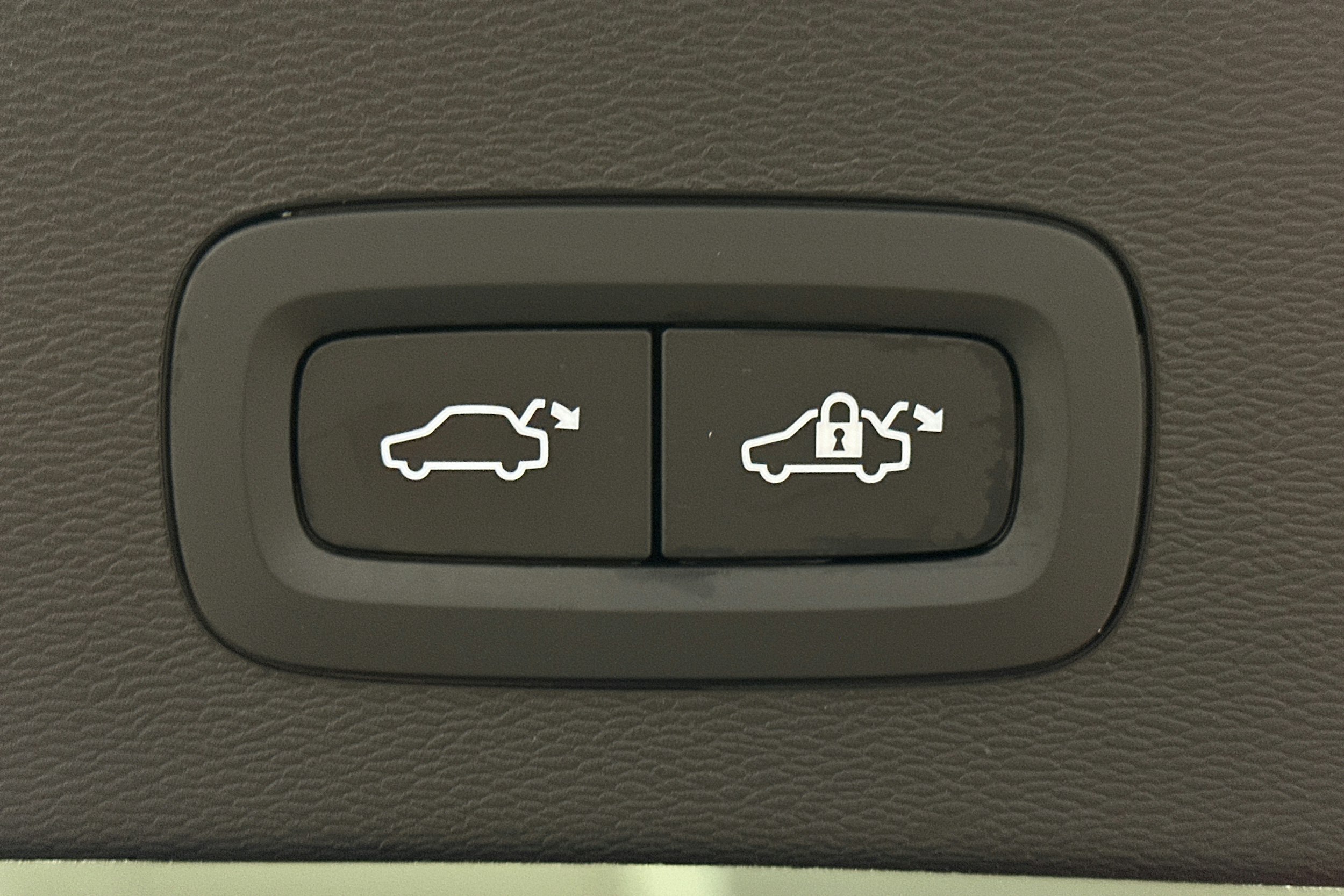 musta Volvo C40 2023 kuva 16.