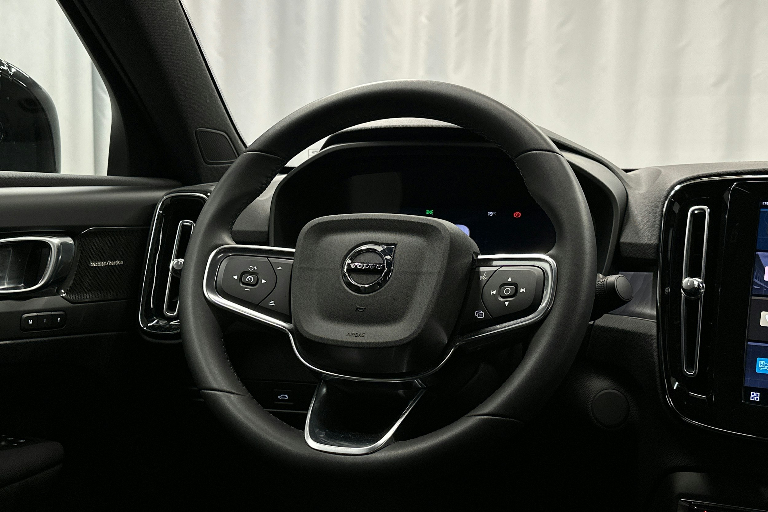 musta Volvo C40 2023 kuva 17.