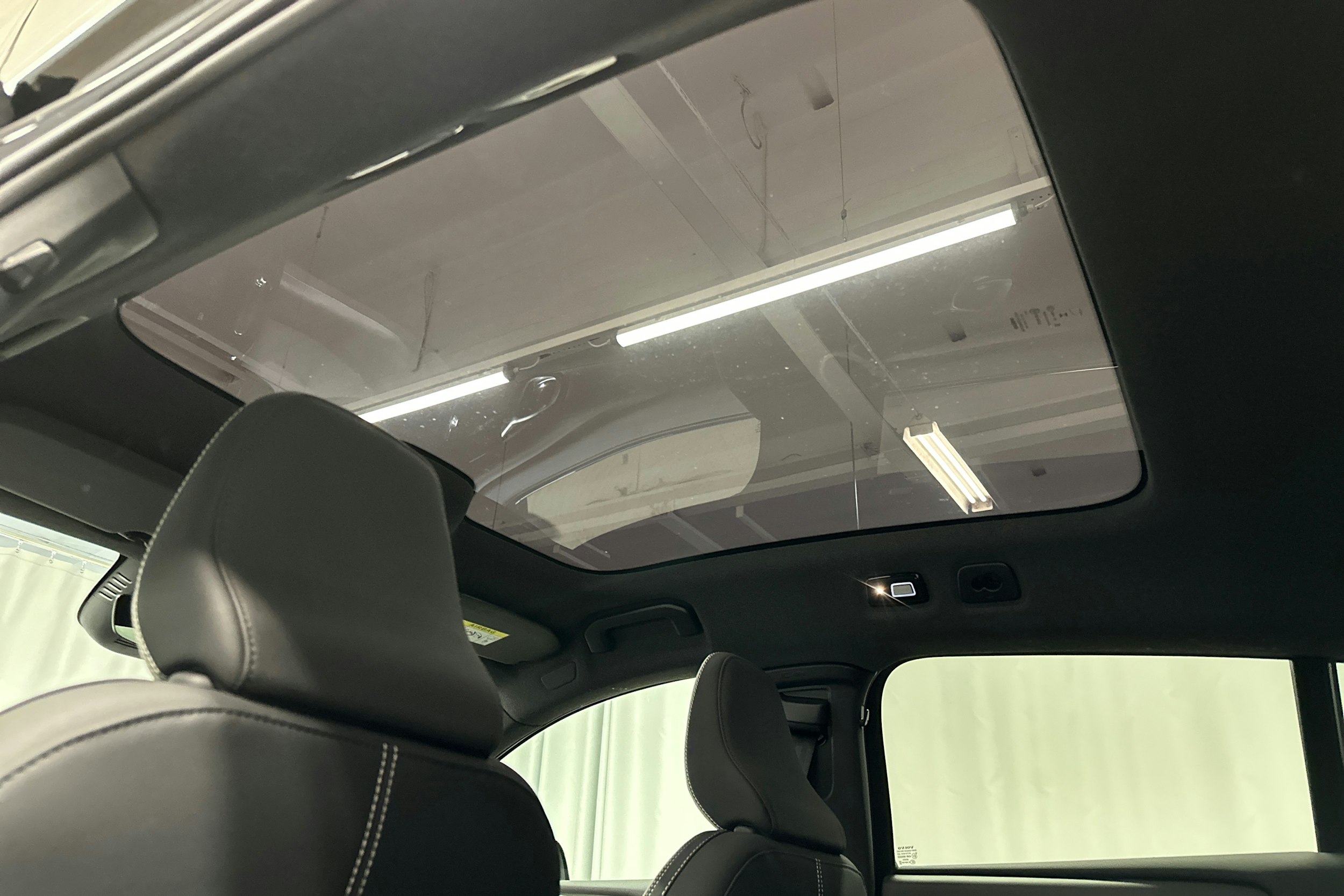 musta Volvo C40 2023 kuva 18.