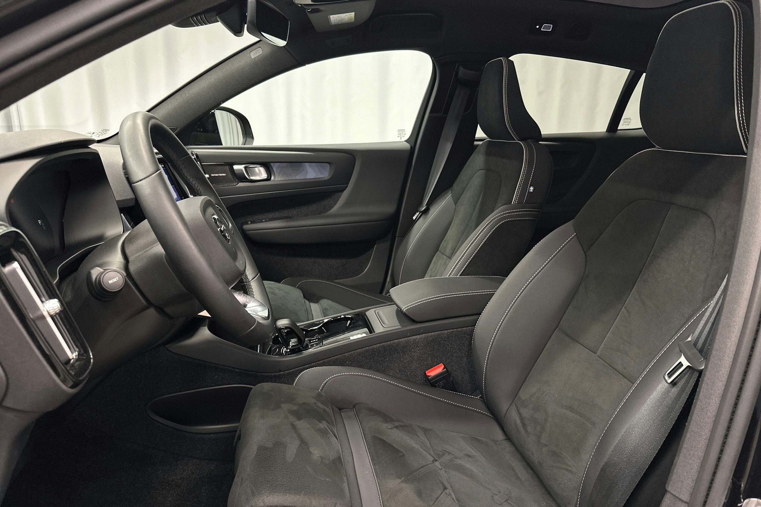 musta Volvo C40 2023 kuva 19.