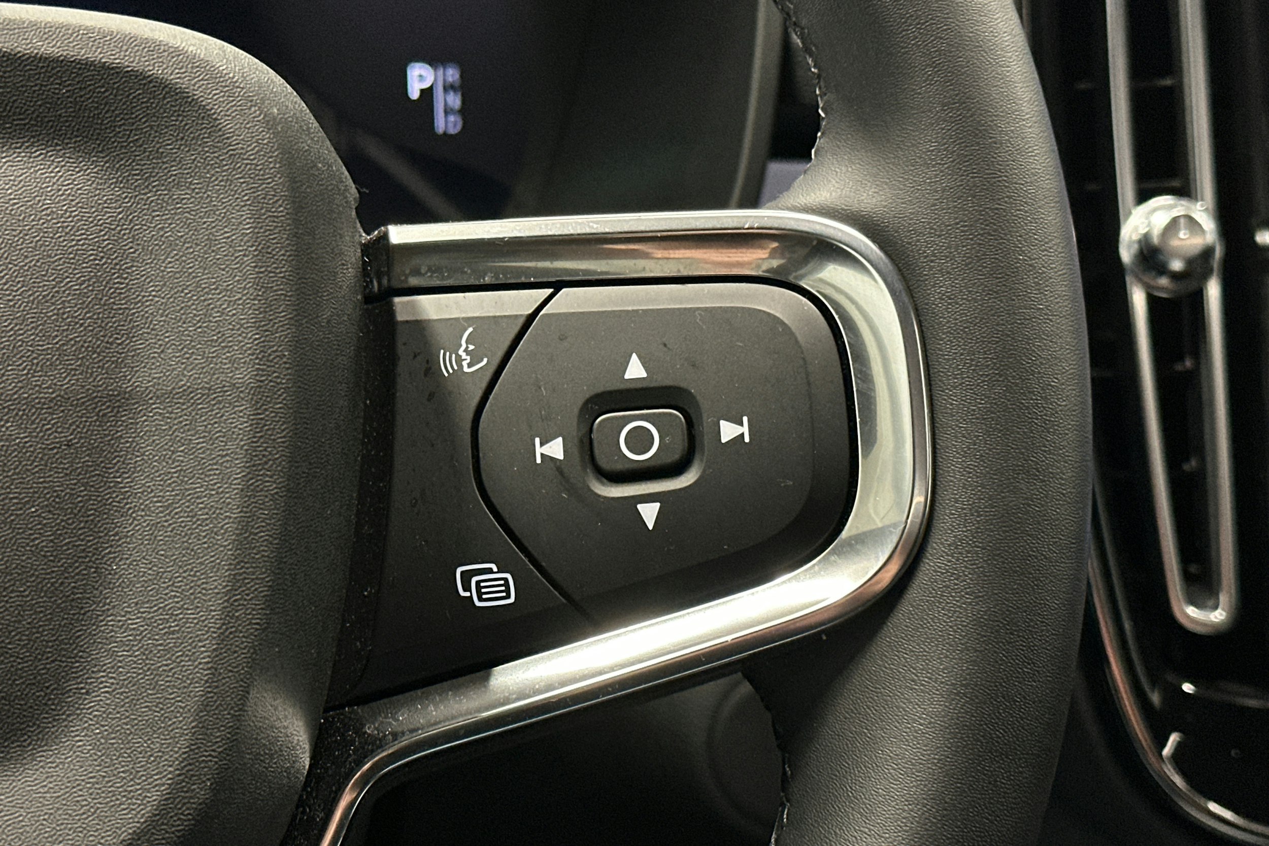 musta Volvo C40 2023 kuva 23.