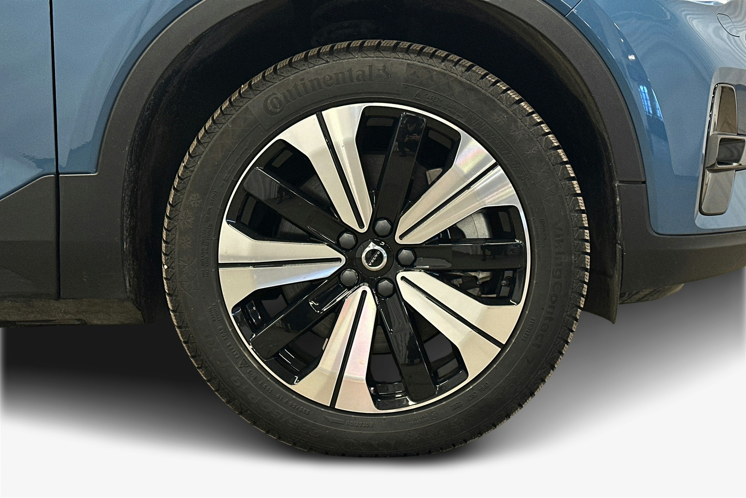 sininen Volvo C40 2023 kuva 11.