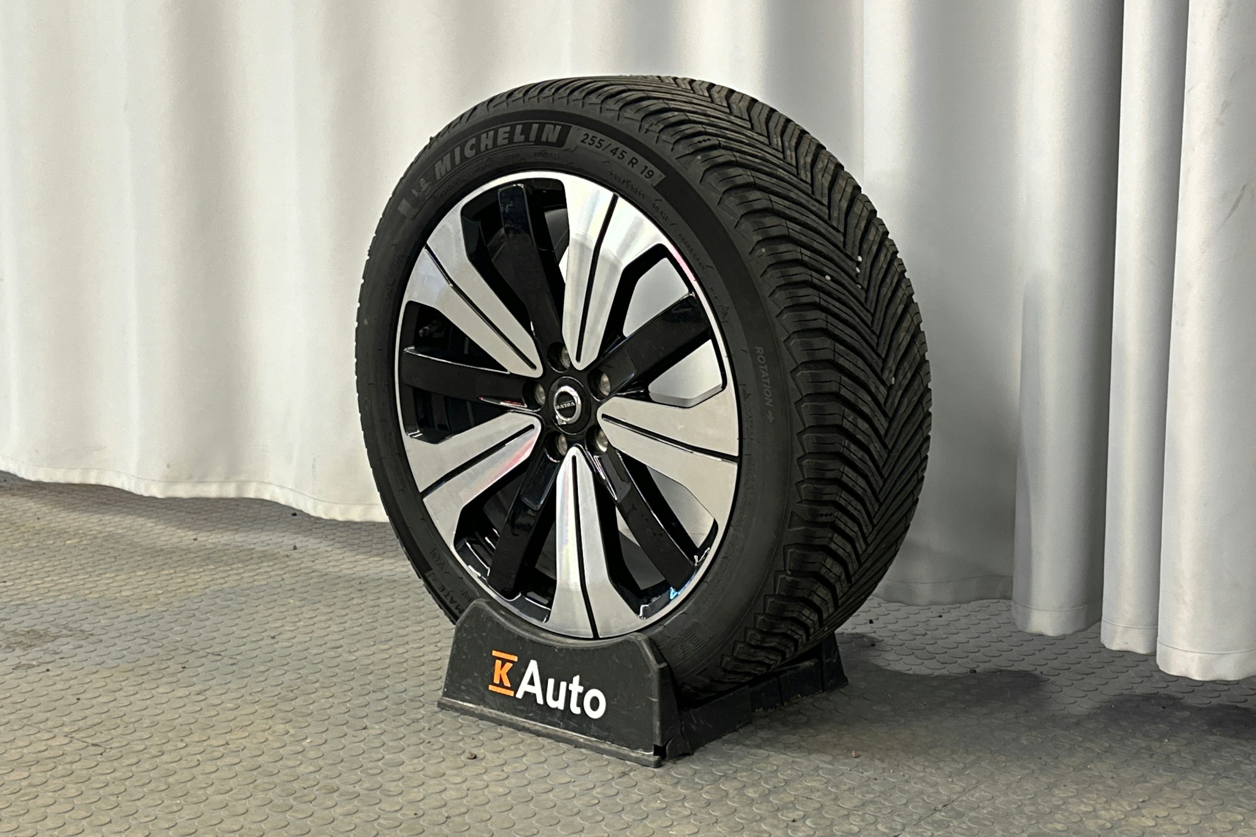 sininen Volvo C40 2023 kuva 13.