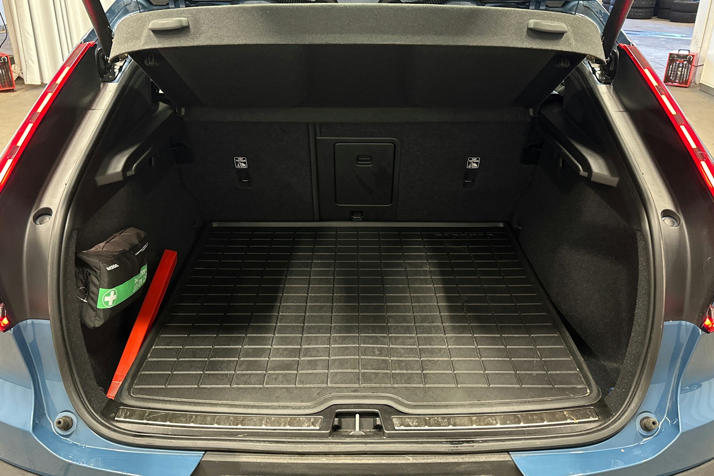 sininen Volvo C40 2023 kuva 14.