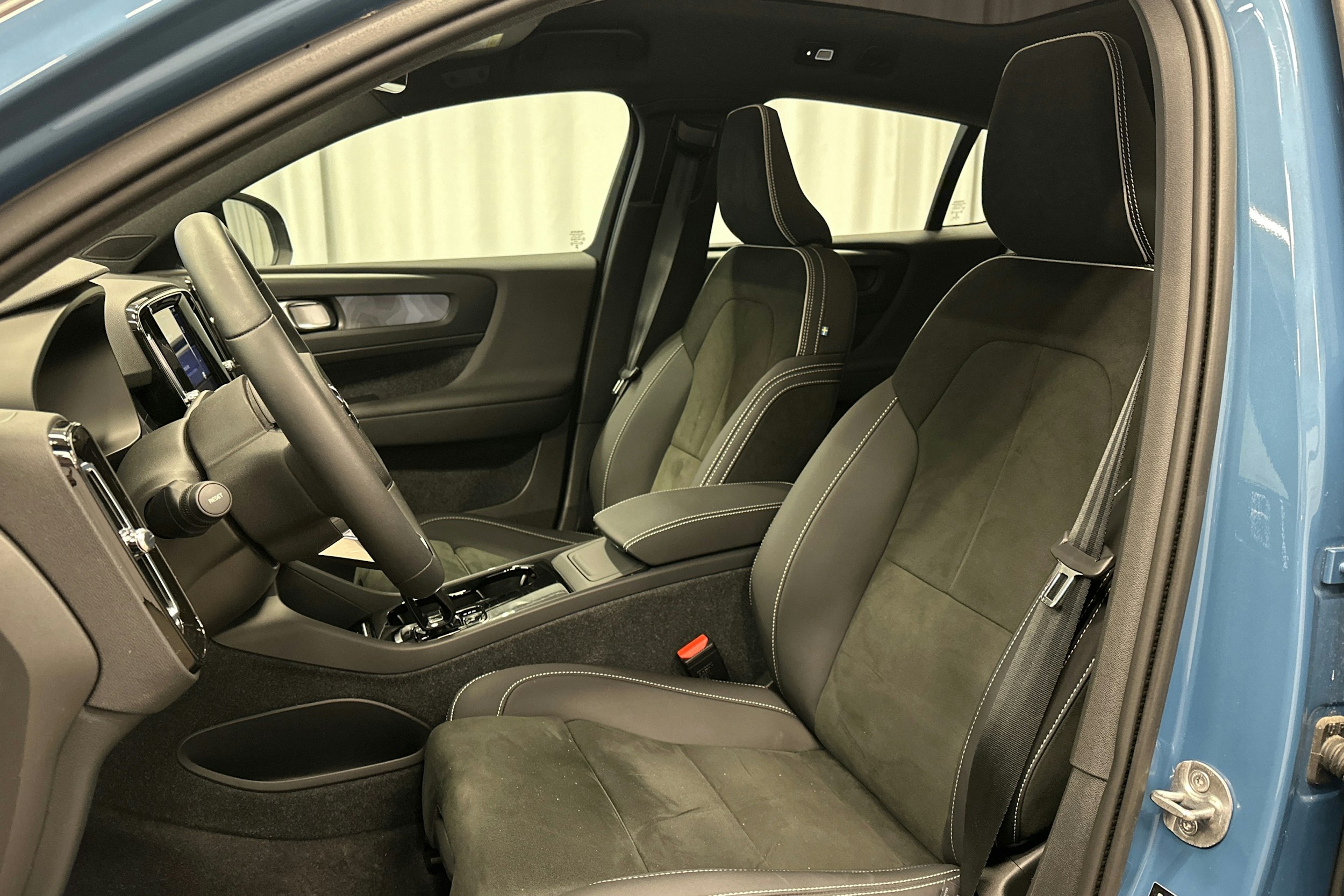 sininen Volvo C40 2023 kuva 17.