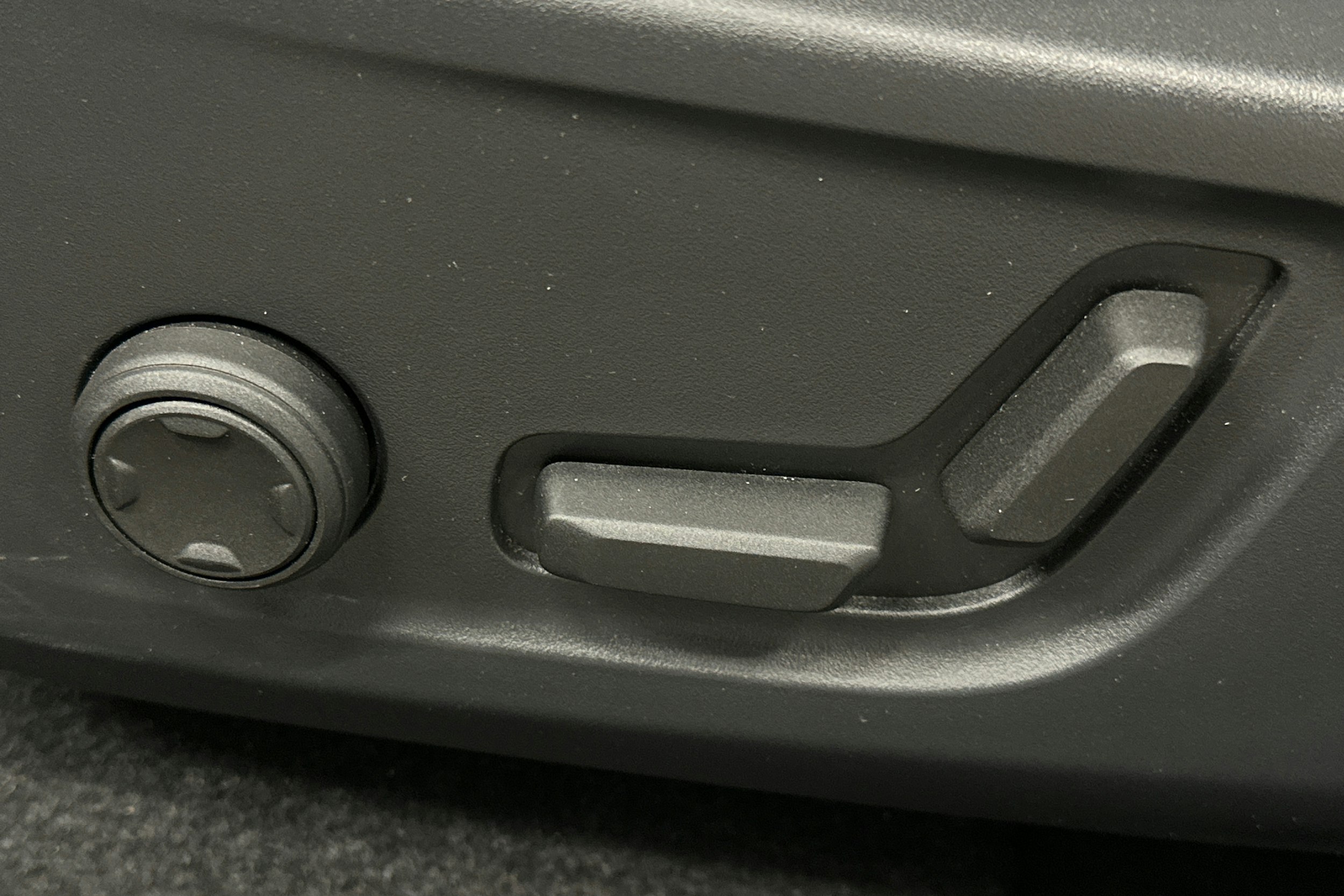 sininen Volvo C40 2023 kuva 18.