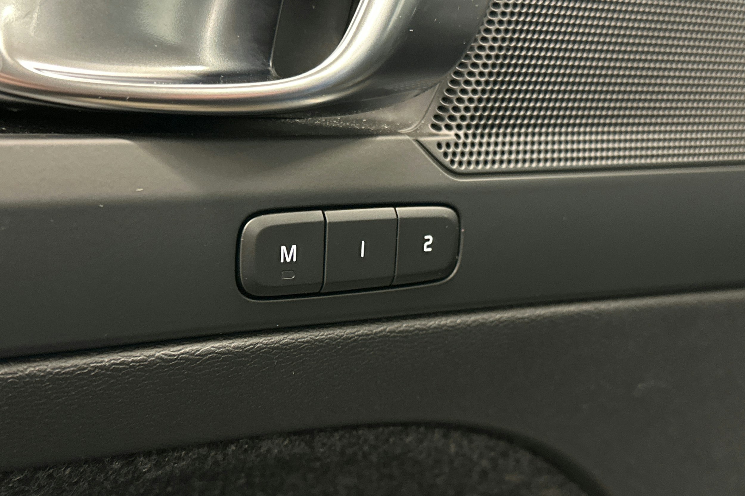 sininen Volvo C40 2023 kuva 19.