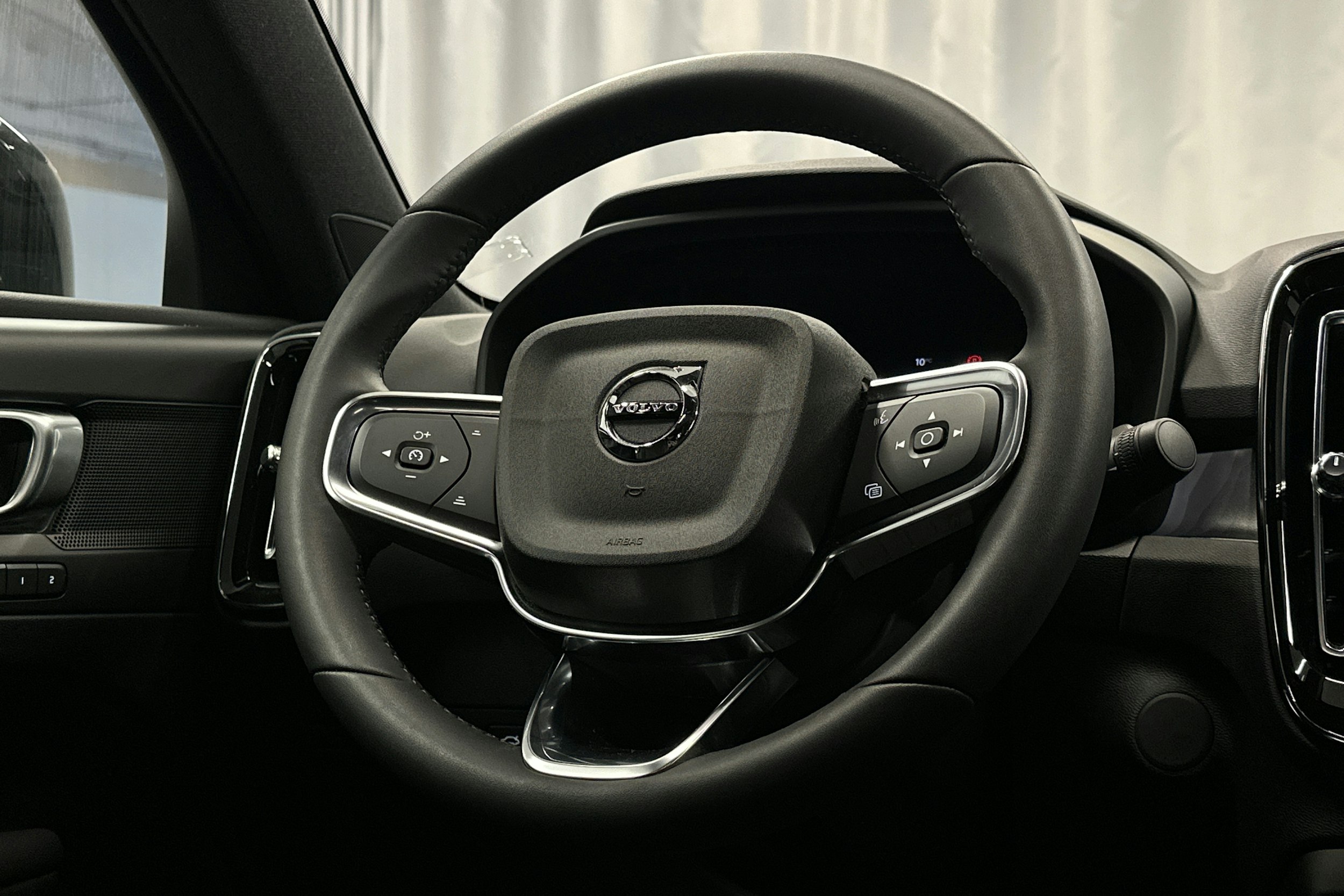 sininen Volvo C40 2023 kuva 20.