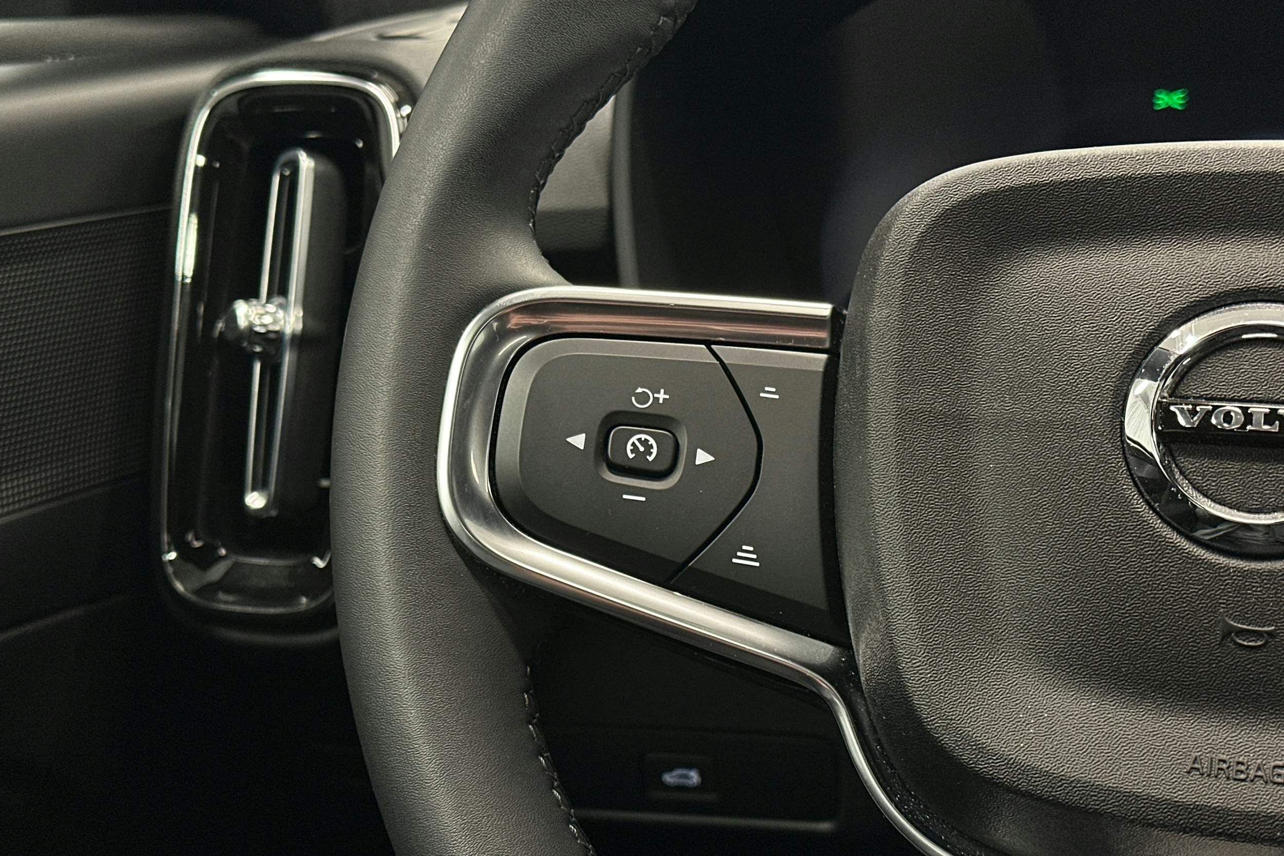 sininen Volvo C40 2023 kuva 21.