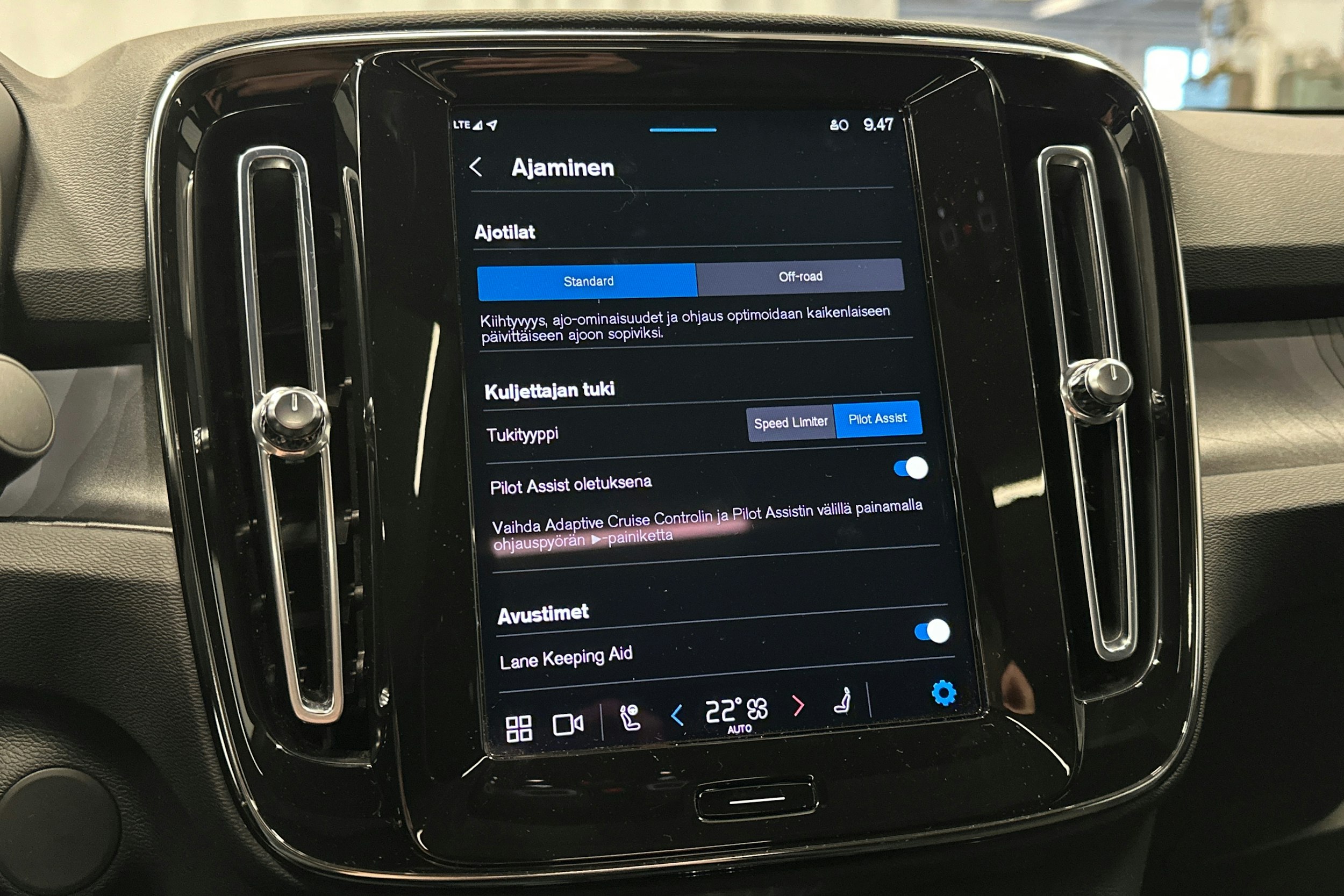 sininen Volvo C40 2023 kuva 26.