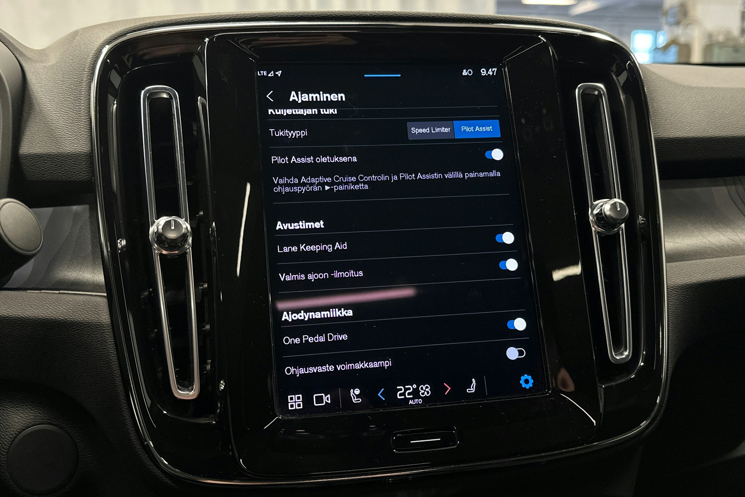 sininen Volvo C40 2023 kuva 27.