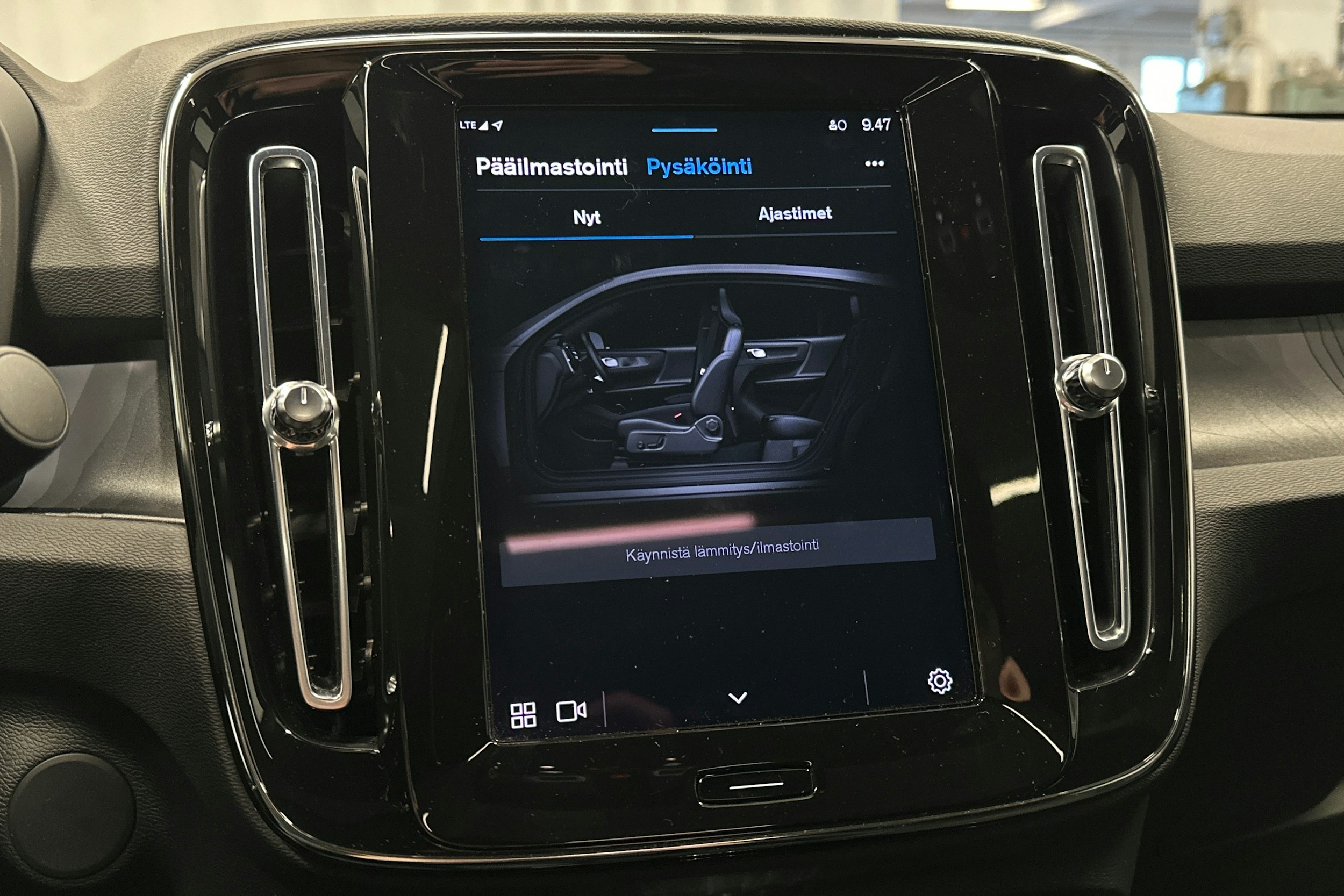 sininen Volvo C40 2023 kuva 28.