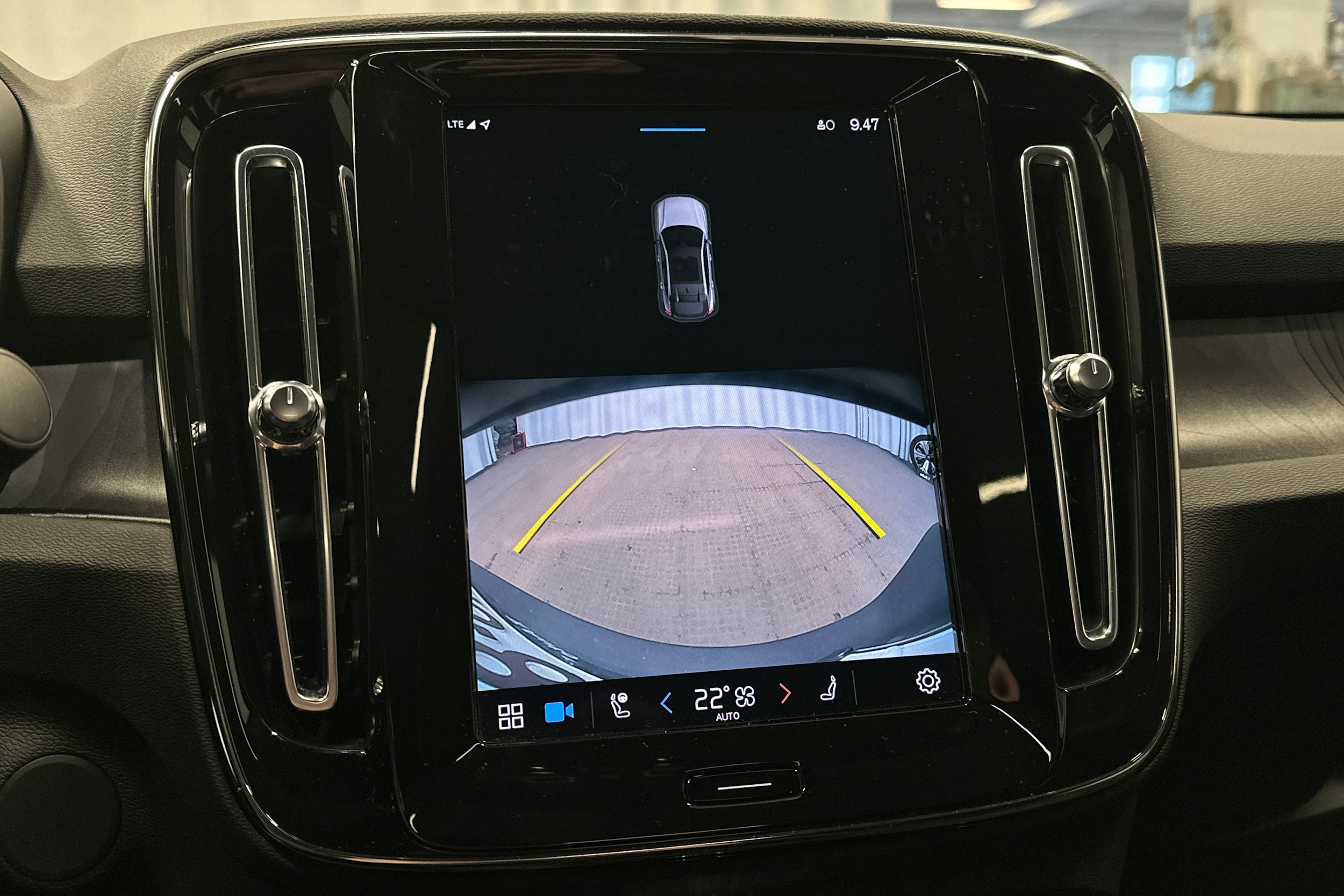 sininen Volvo C40 2023 kuva 29.