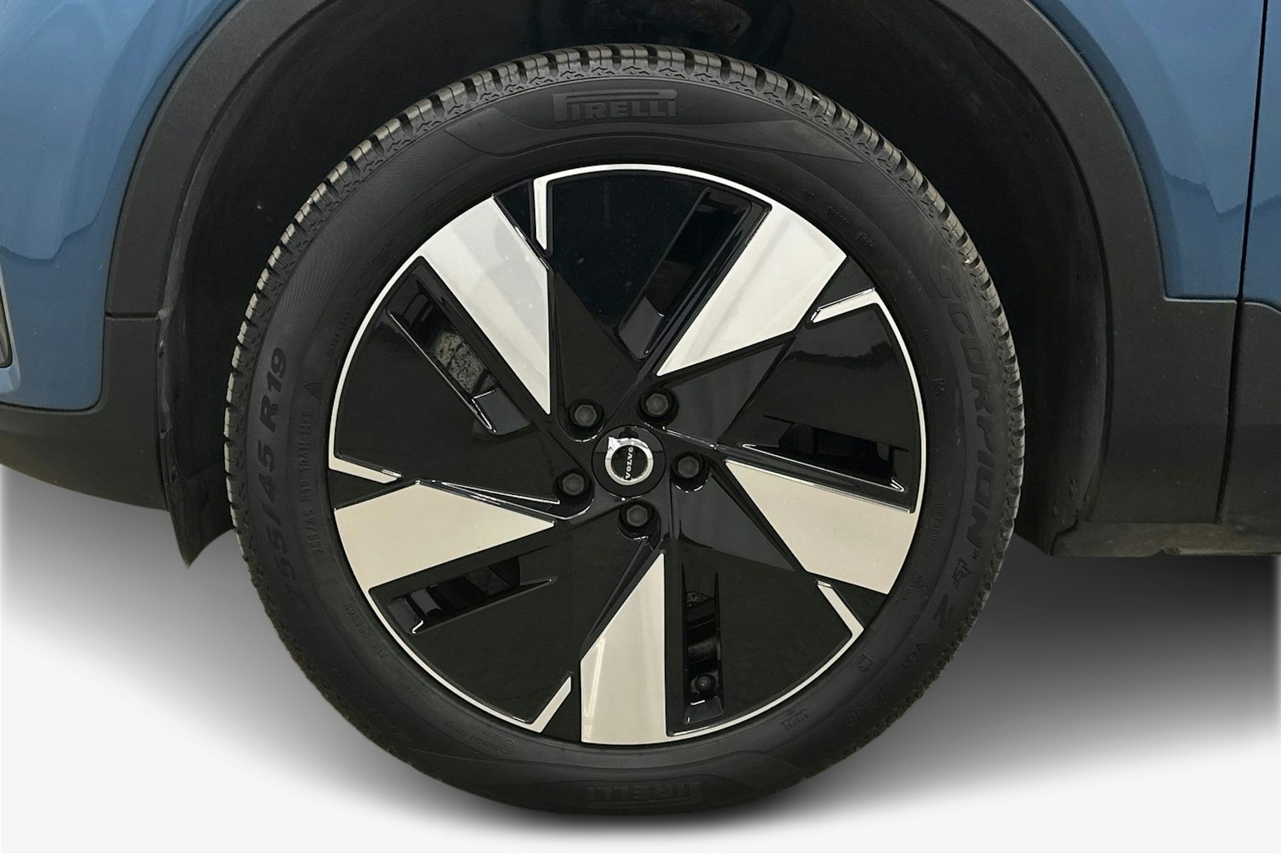 sininen Volvo C40 2023 kuva 11.