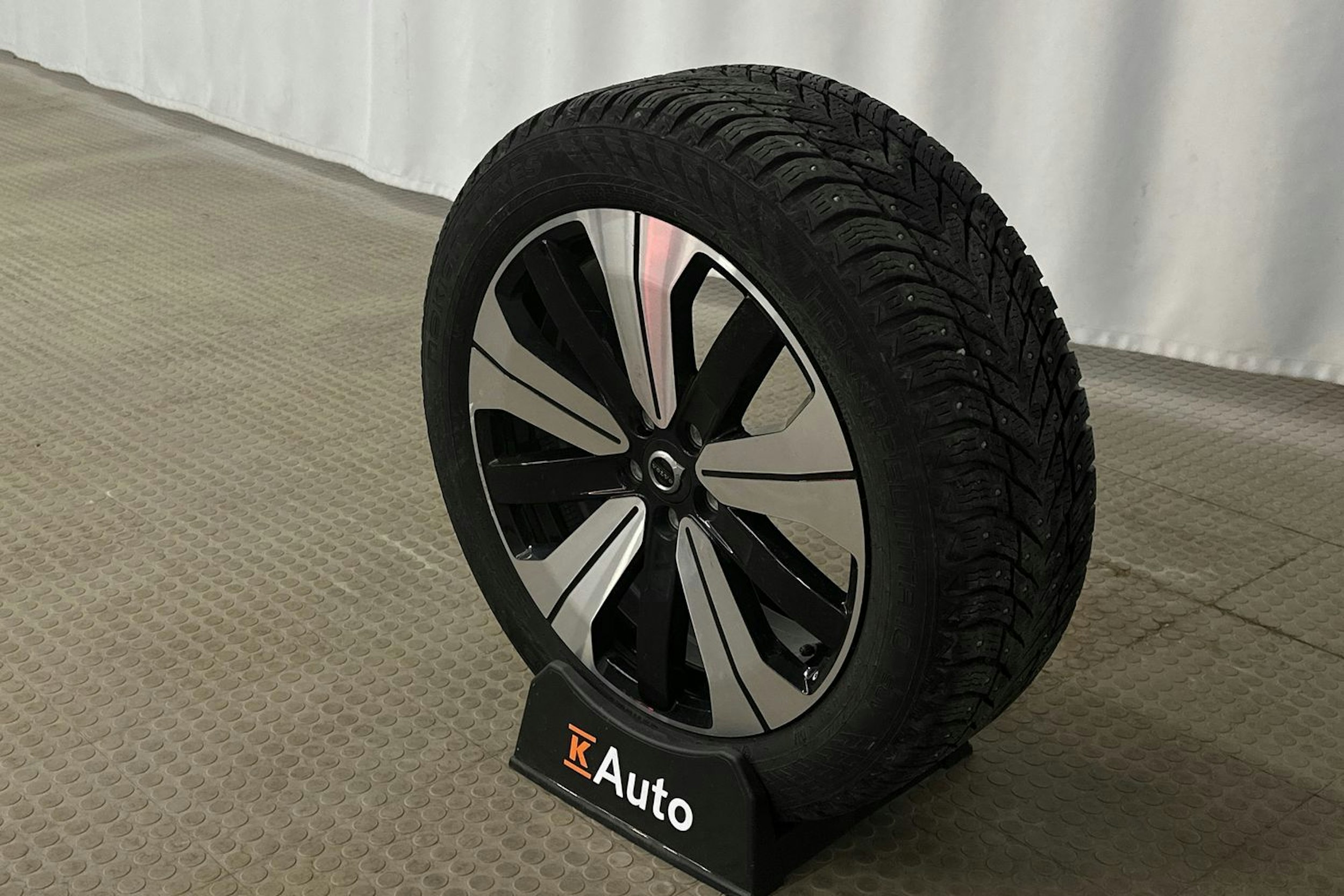 sininen Volvo C40 2023 kuva 13.