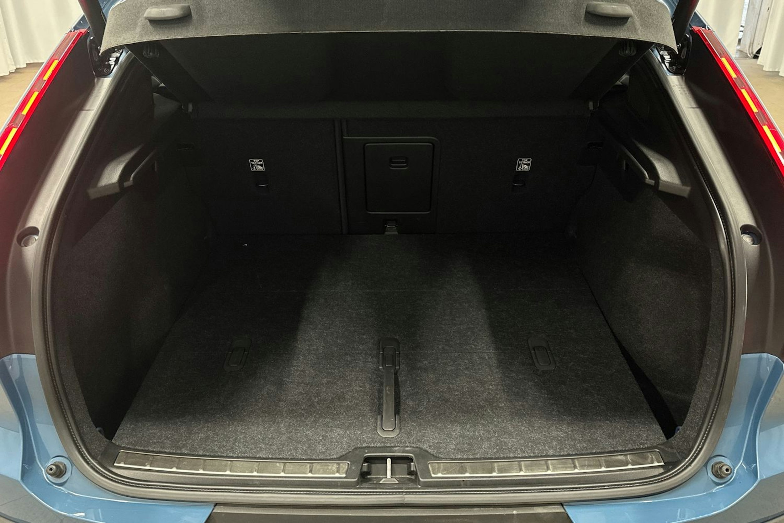 sininen Volvo C40 2023 kuva 14.