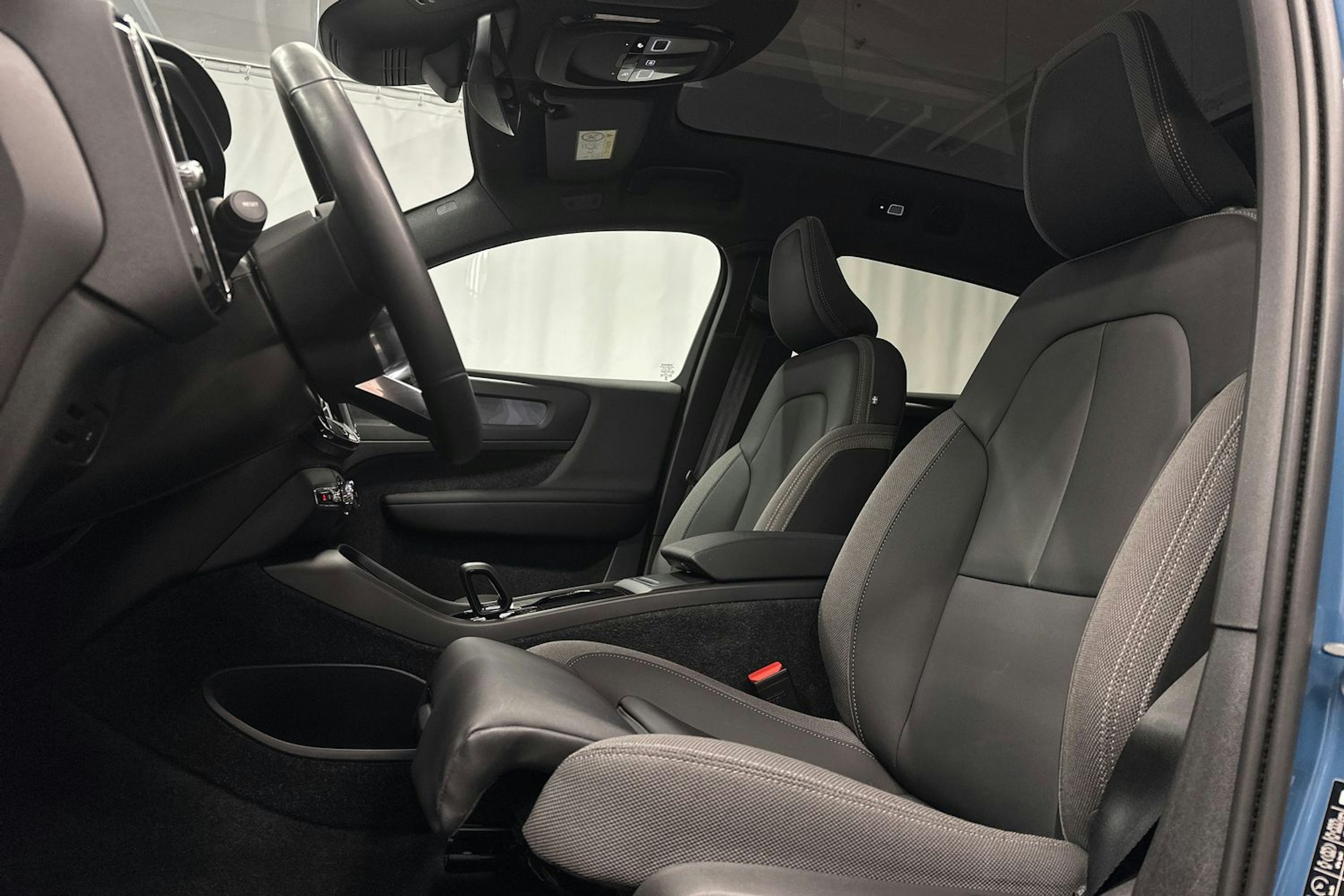 sininen Volvo C40 2023 kuva 19.