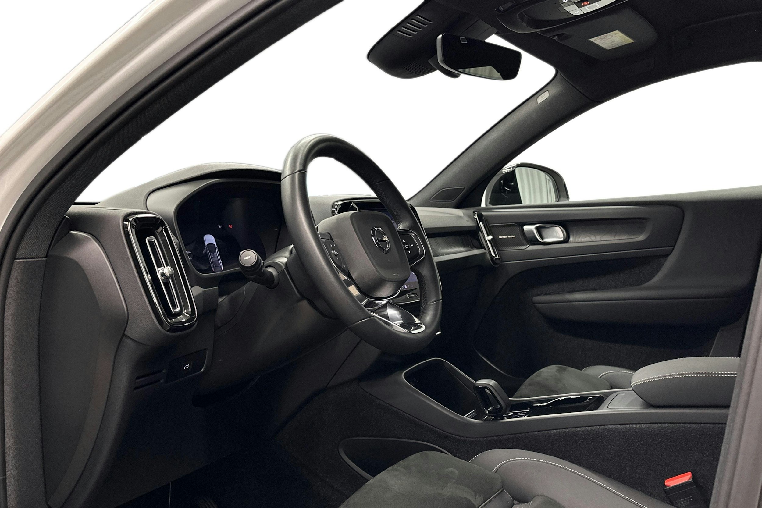 valkoinen Volvo C40 2023 kuva 7.
