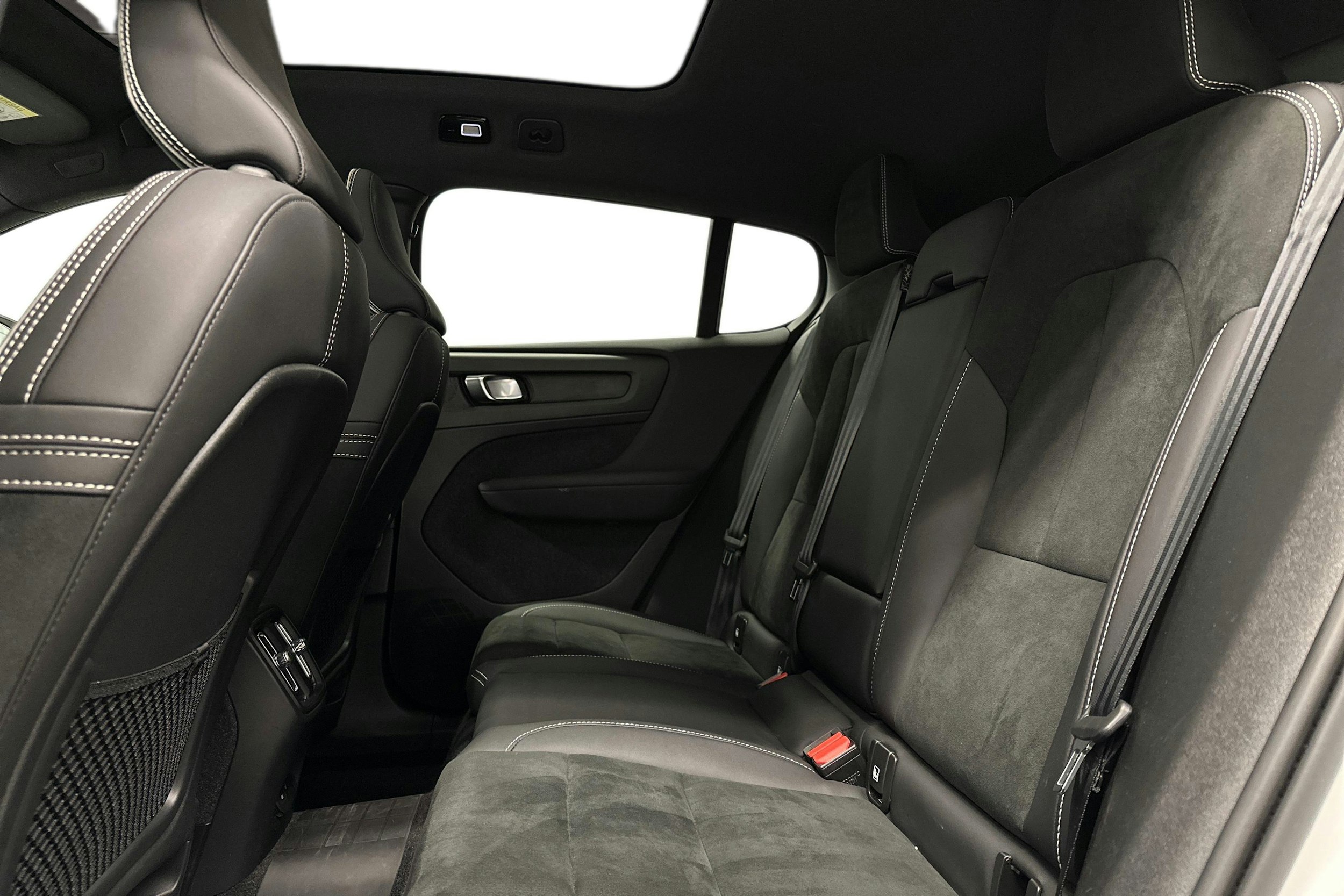 valkoinen Volvo C40 2023 kuva 10.