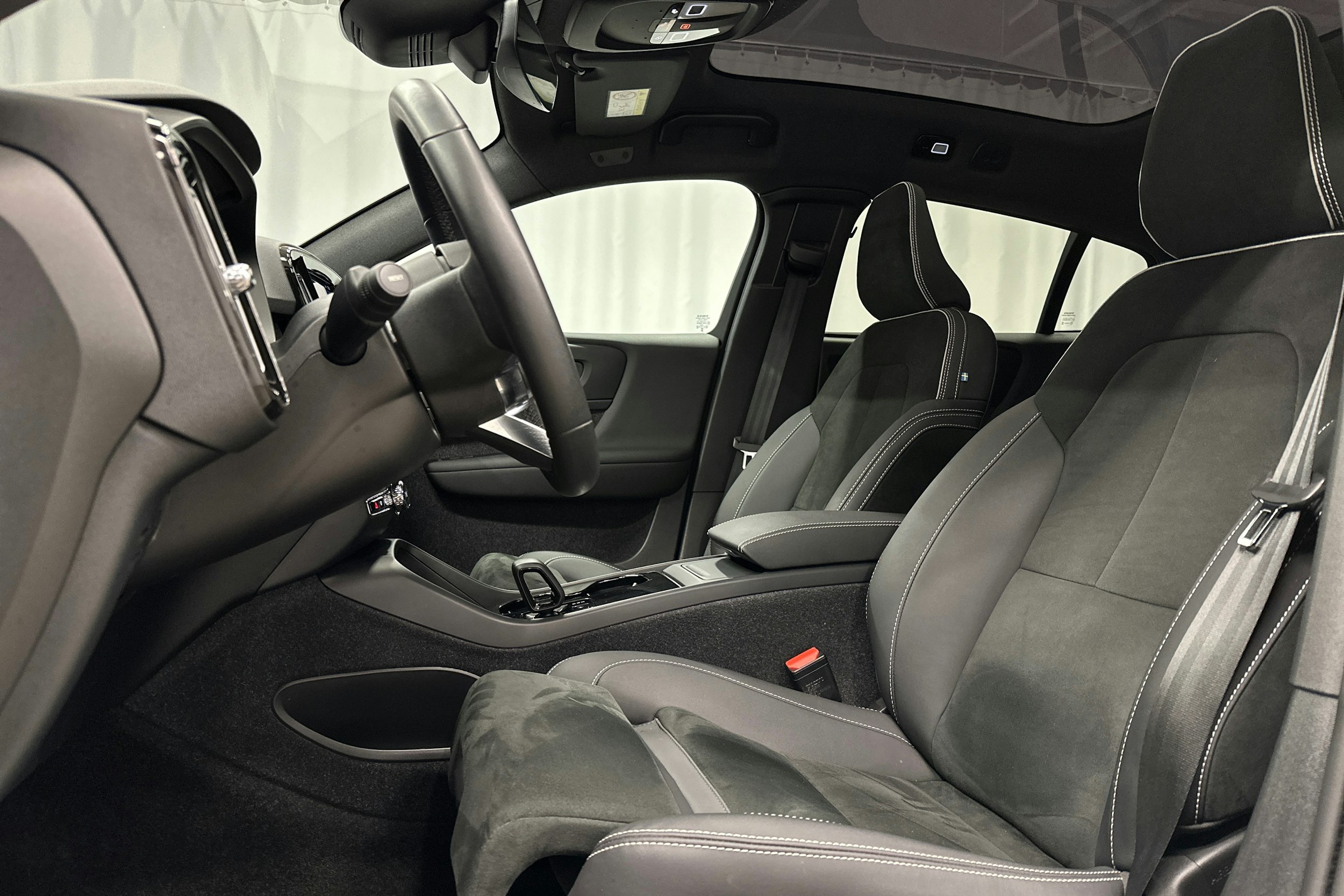 valkoinen Volvo C40 2023 kuva 23.