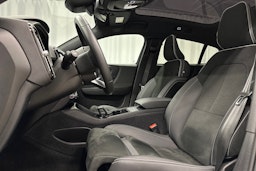 valkoinen Volvo C40 2023 kuva 23.