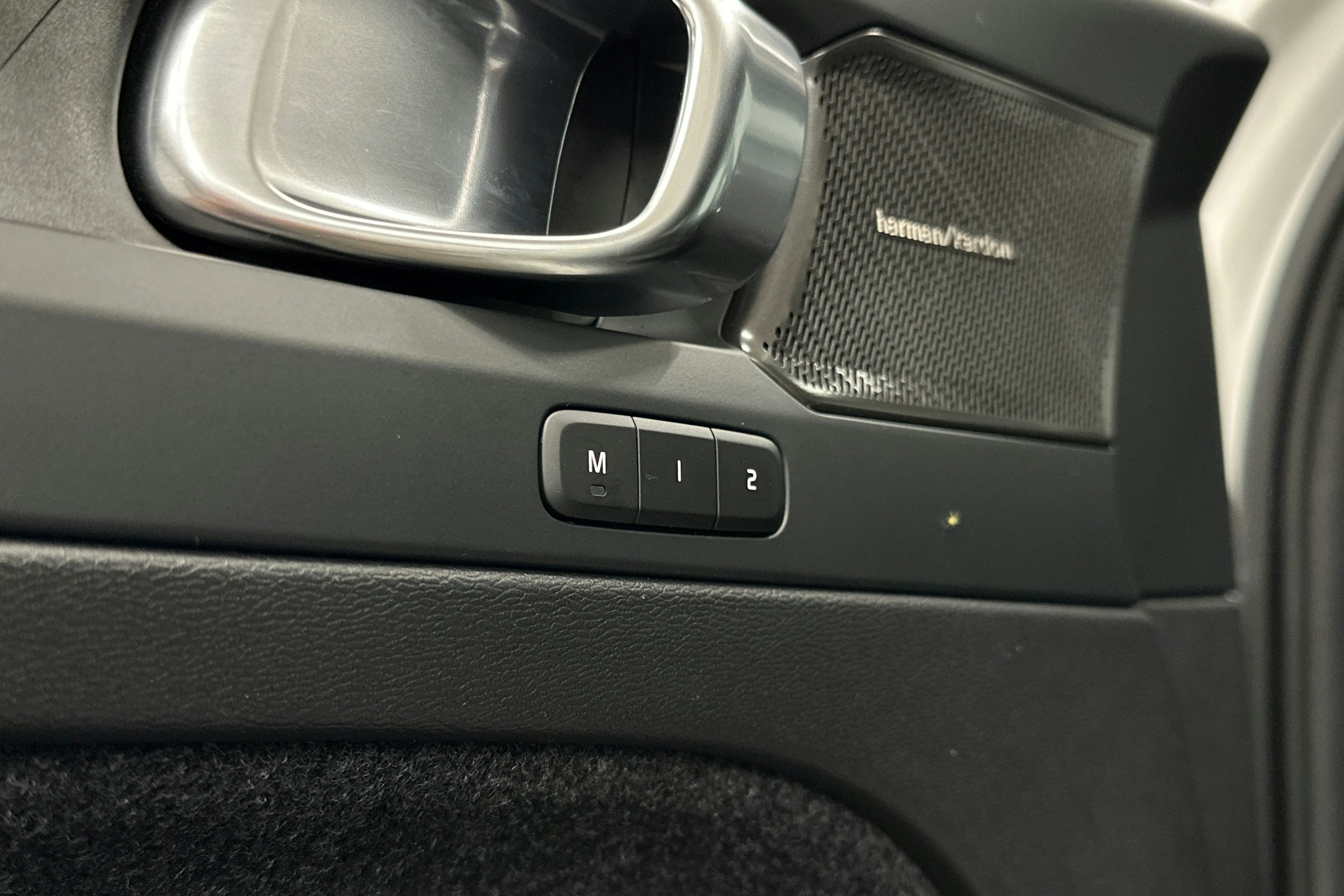 valkoinen Volvo C40 2023 kuva 25.