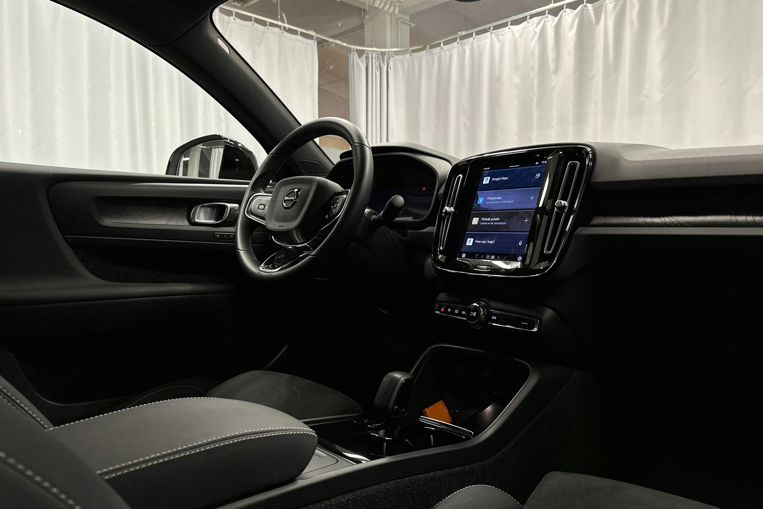 valkoinen Volvo C40 2023 kuva 29.