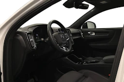 valkoinen Volvo C40 2023 kuva 8.