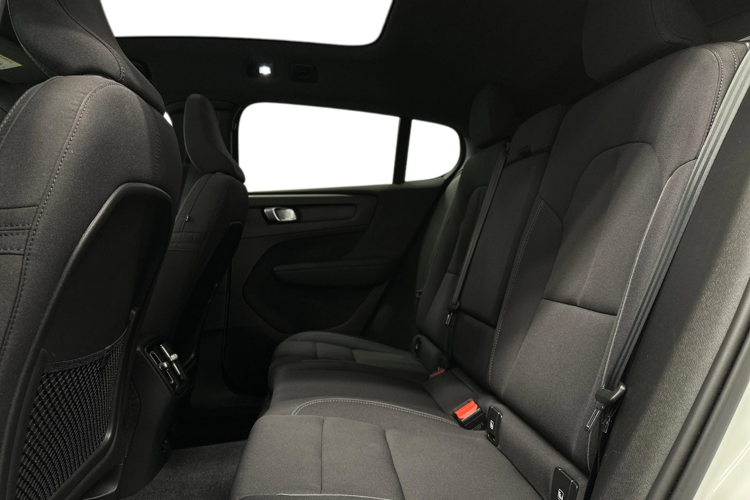 valkoinen Volvo C40 2023 kuva 11.