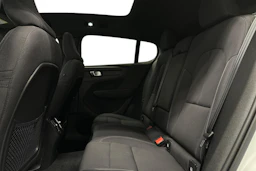 valkoinen Volvo C40 2023 kuva 11.